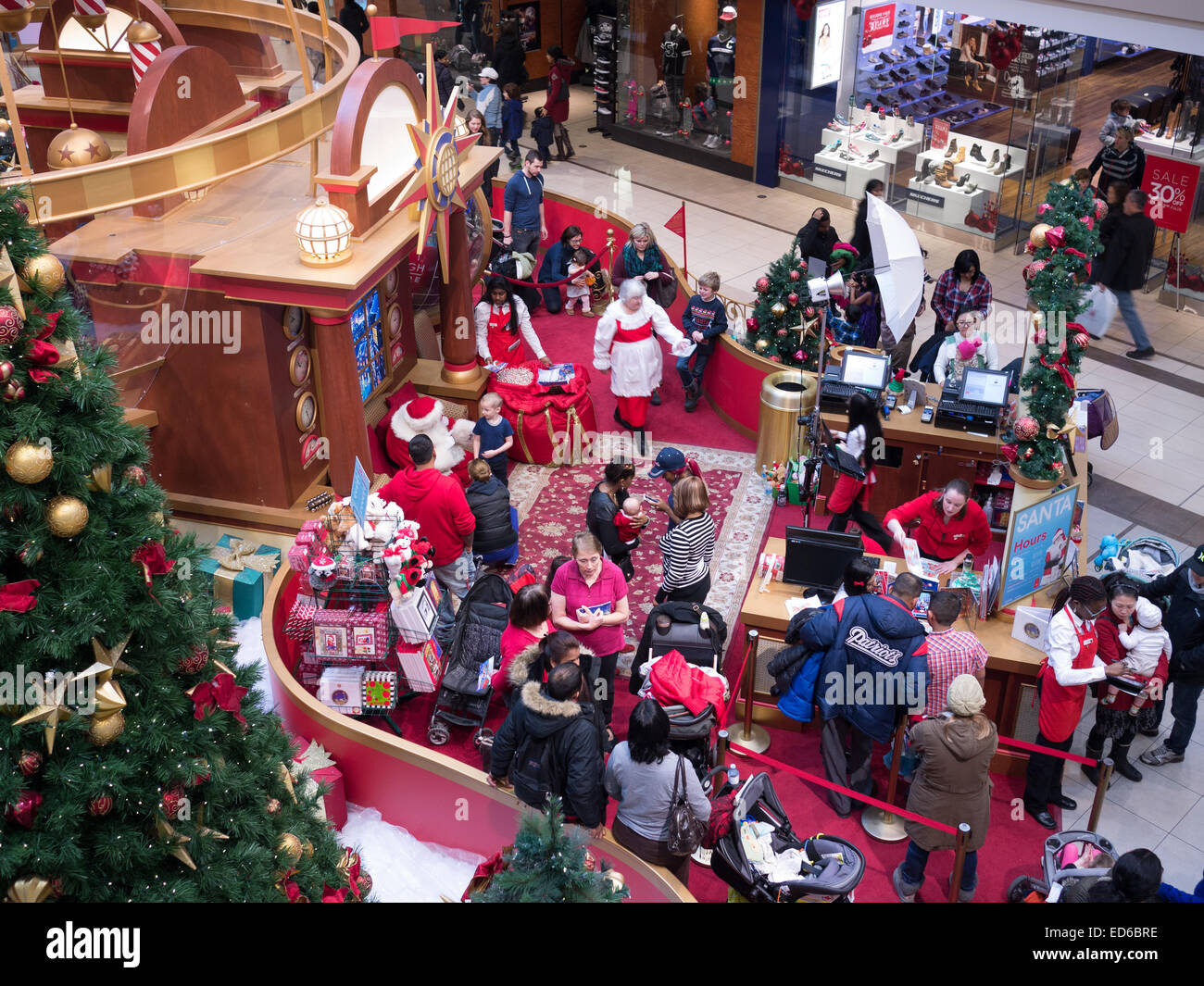 Foto mit dem Weihnachtsmann in Einkaufszentrum Weihnachten Stockfoto