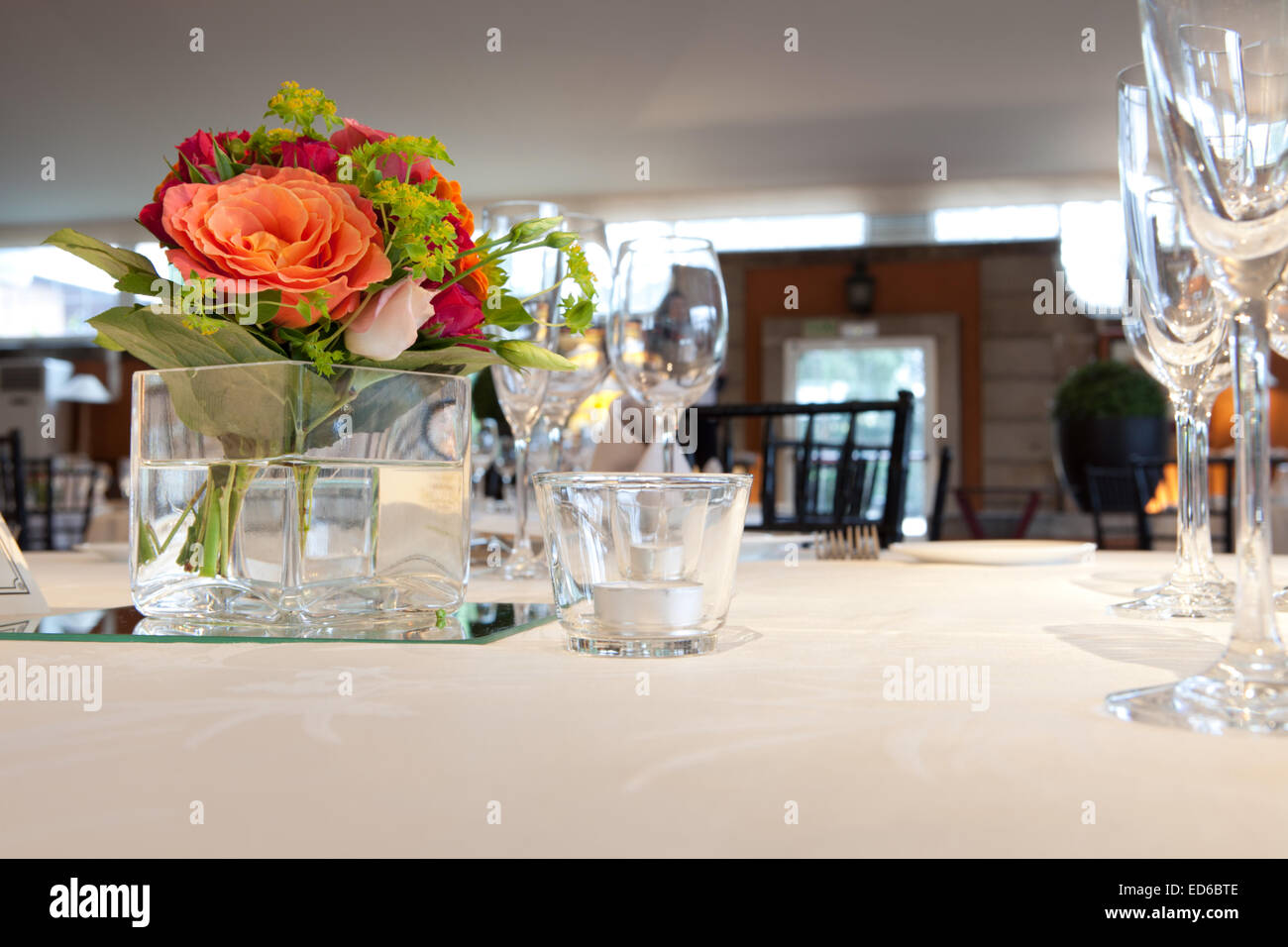 Gedeckten Tisch mit Vasen und Rosen bei Hochzeitsfeier Stockfoto