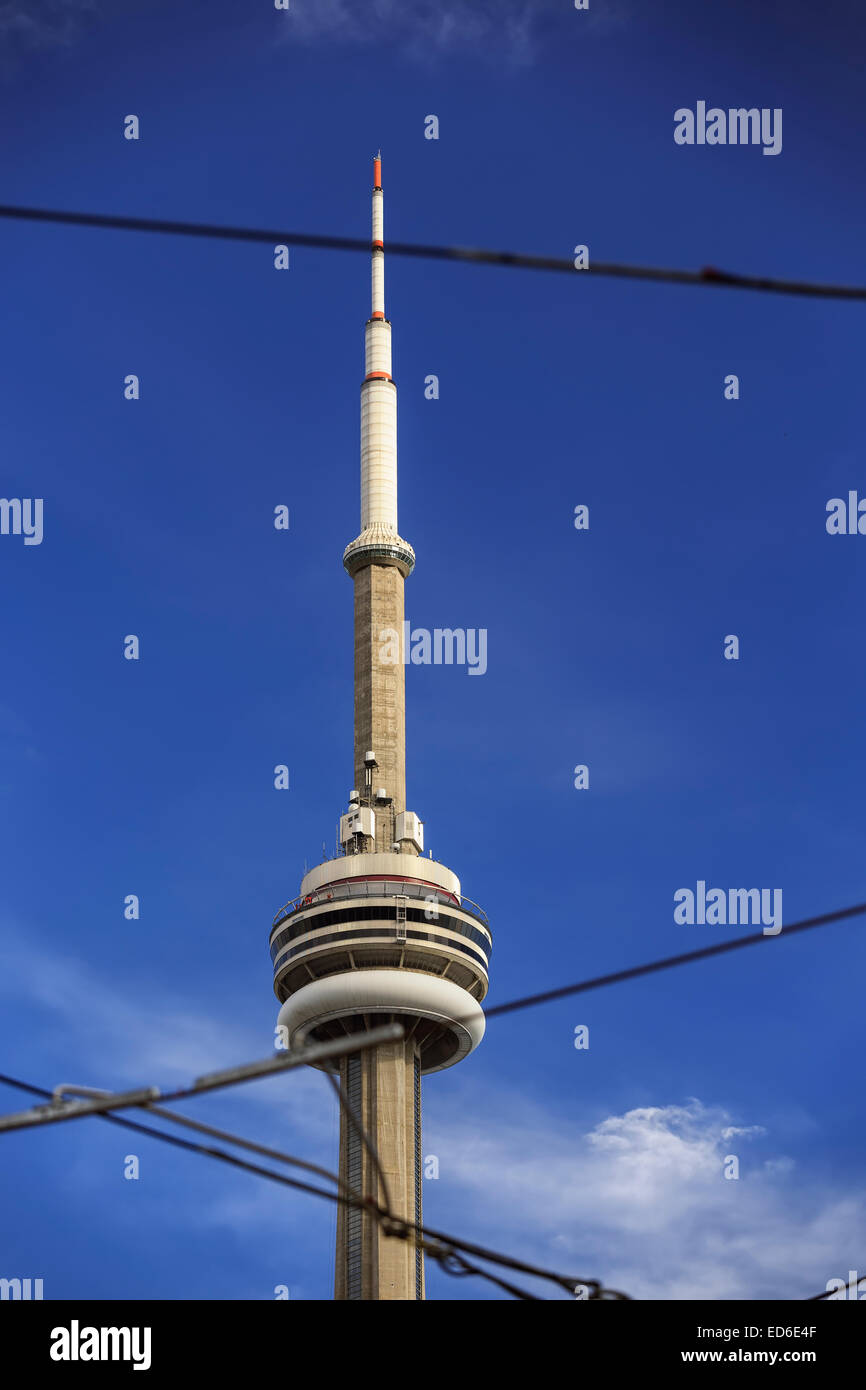 CN Tower angesehen durch Straßenbahn Kabel, Toronto, Ontario, Kanada Stockfoto