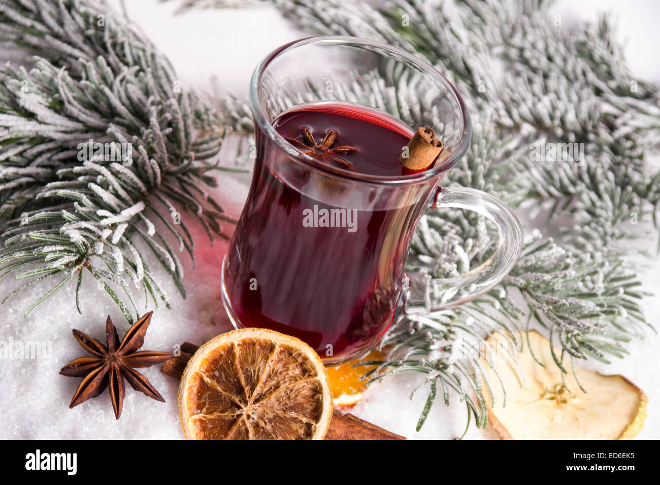 Glühwein Wein und Weihnachten Dekoration Stockfoto