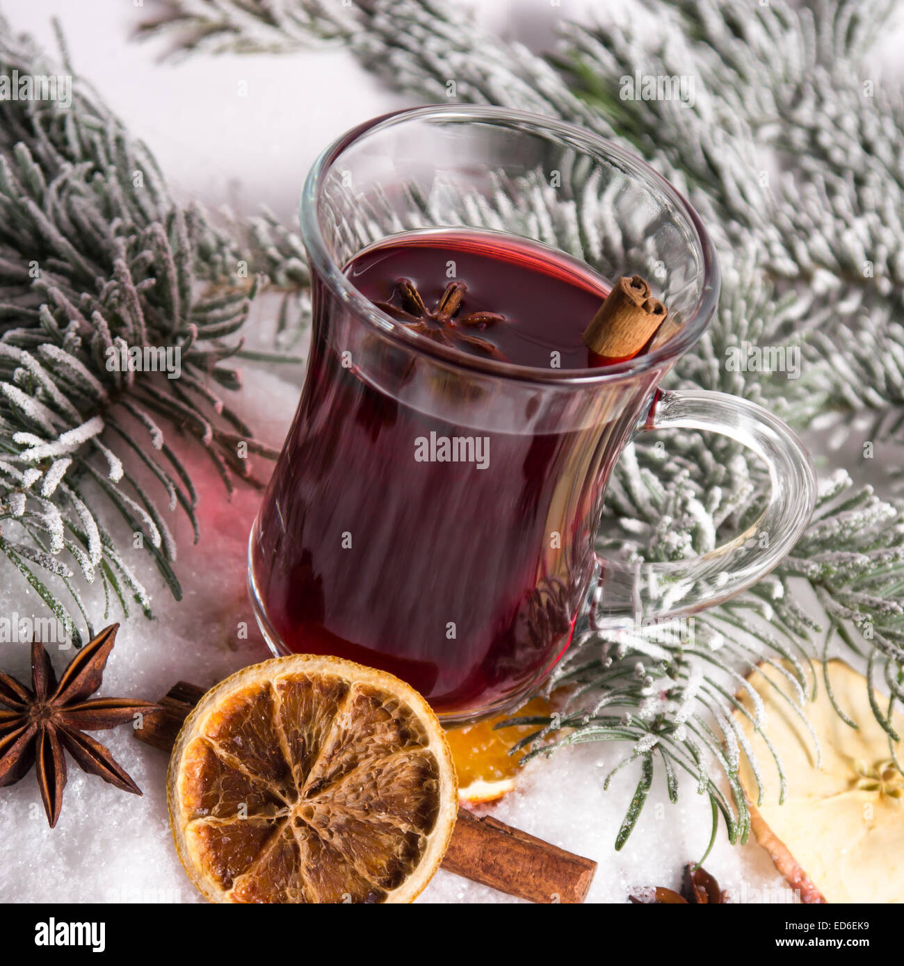 Glühwein Wein und Weihnachten Dekoration Stockfoto