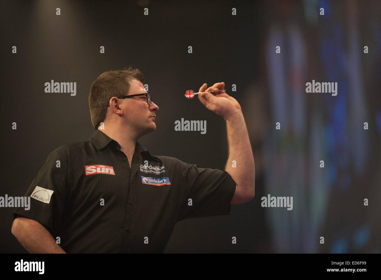 London, UK. 29. Dezember 2014. William Hill World Darts Championship. James Wade (6) [ger] in Aktion während seines Spiels mit Stephen Bunting (27) [ENG]. Ammer gewann das Spiel 3: 1 Credit: Action Plus Sport/Alamy Live News Stockfoto