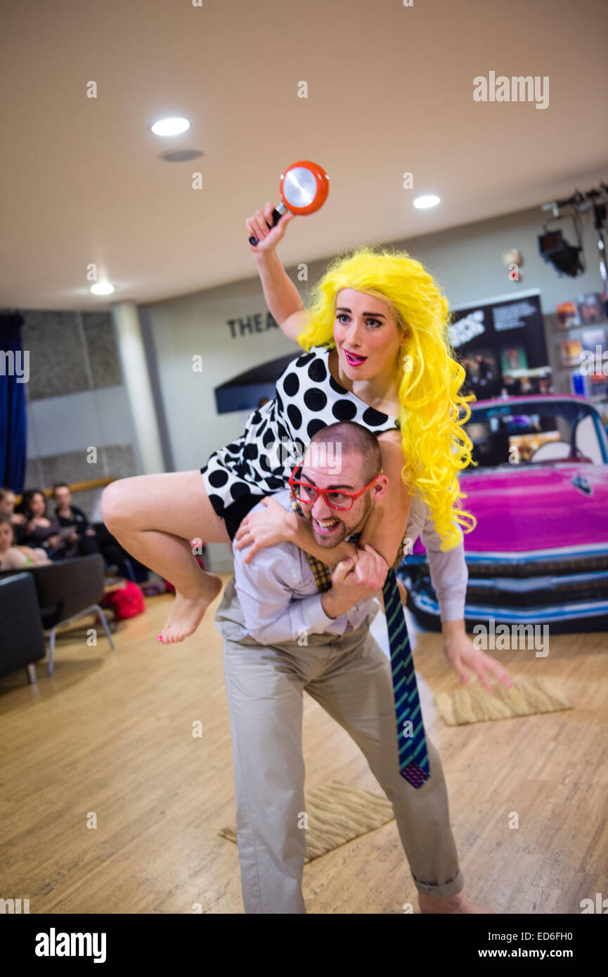 Alex Marshall Parsons (rote Brille), mit Kim Noble (trägt die gelbe Perücke) darstellende "Gary & Pel", ein Tanz-Shorts-10 minute Leistung im Kunstzentrum Aberystwyth, Wales UK Stockfoto