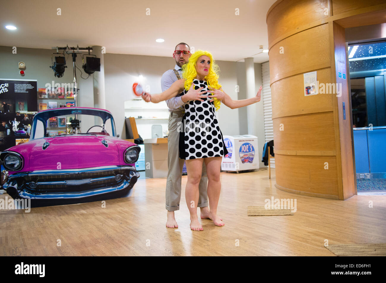Alex Marshall Parsons (rote Brille), mit Kim Noble (trägt die gelbe Perücke) darstellende "Gary & Pel", ein Tanz-Shorts-10 minute Leistung im Kunstzentrum Aberystwyth, Wales UK Stockfoto