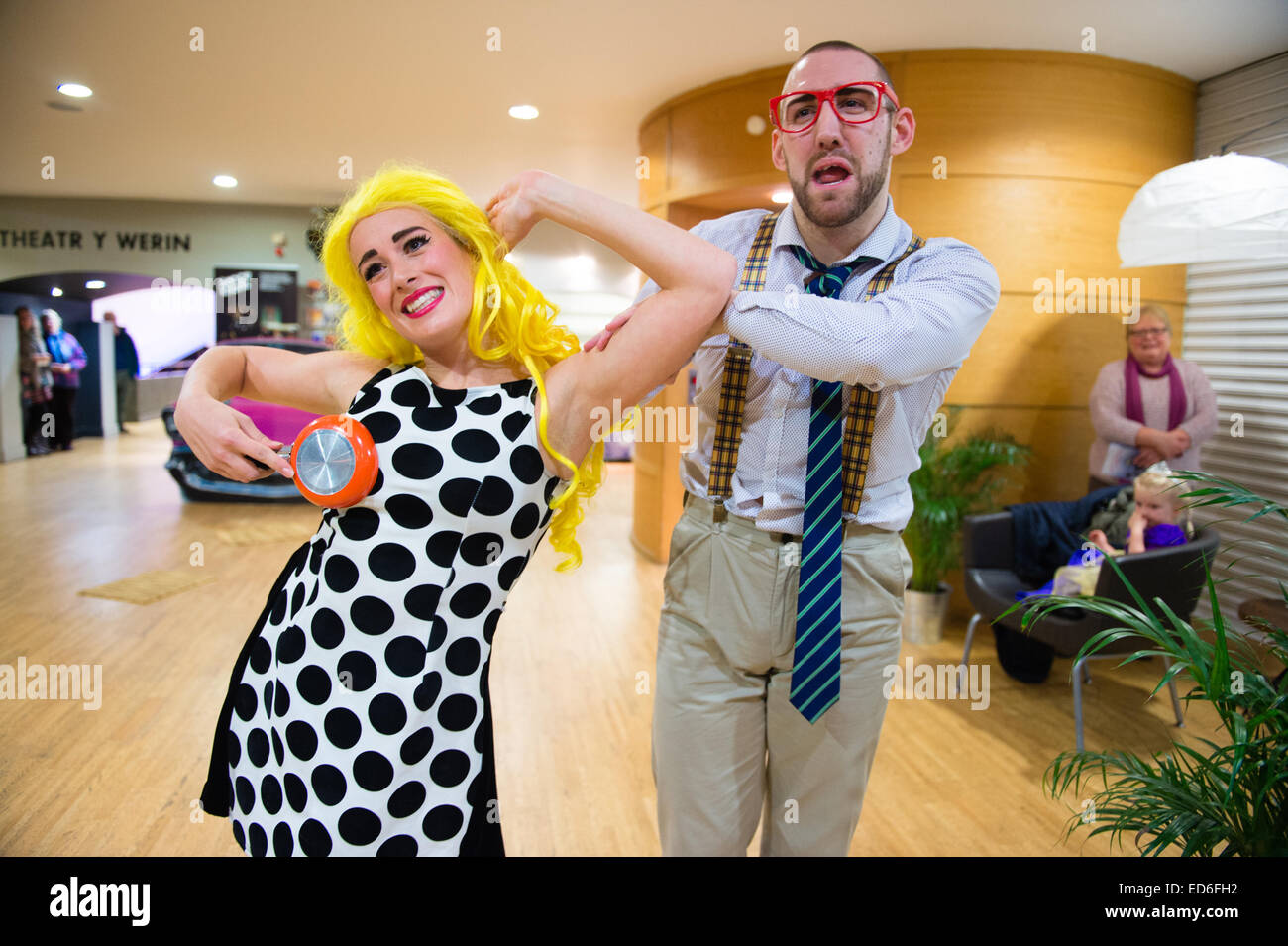 Alex Marshall Parsons (rote Brille), mit Kim Noble (trägt die gelbe Perücke) darstellende "Gary & Pel", ein Tanz-Shorts-10 minute Leistung im Kunstzentrum Aberystwyth, Wales UK Stockfoto
