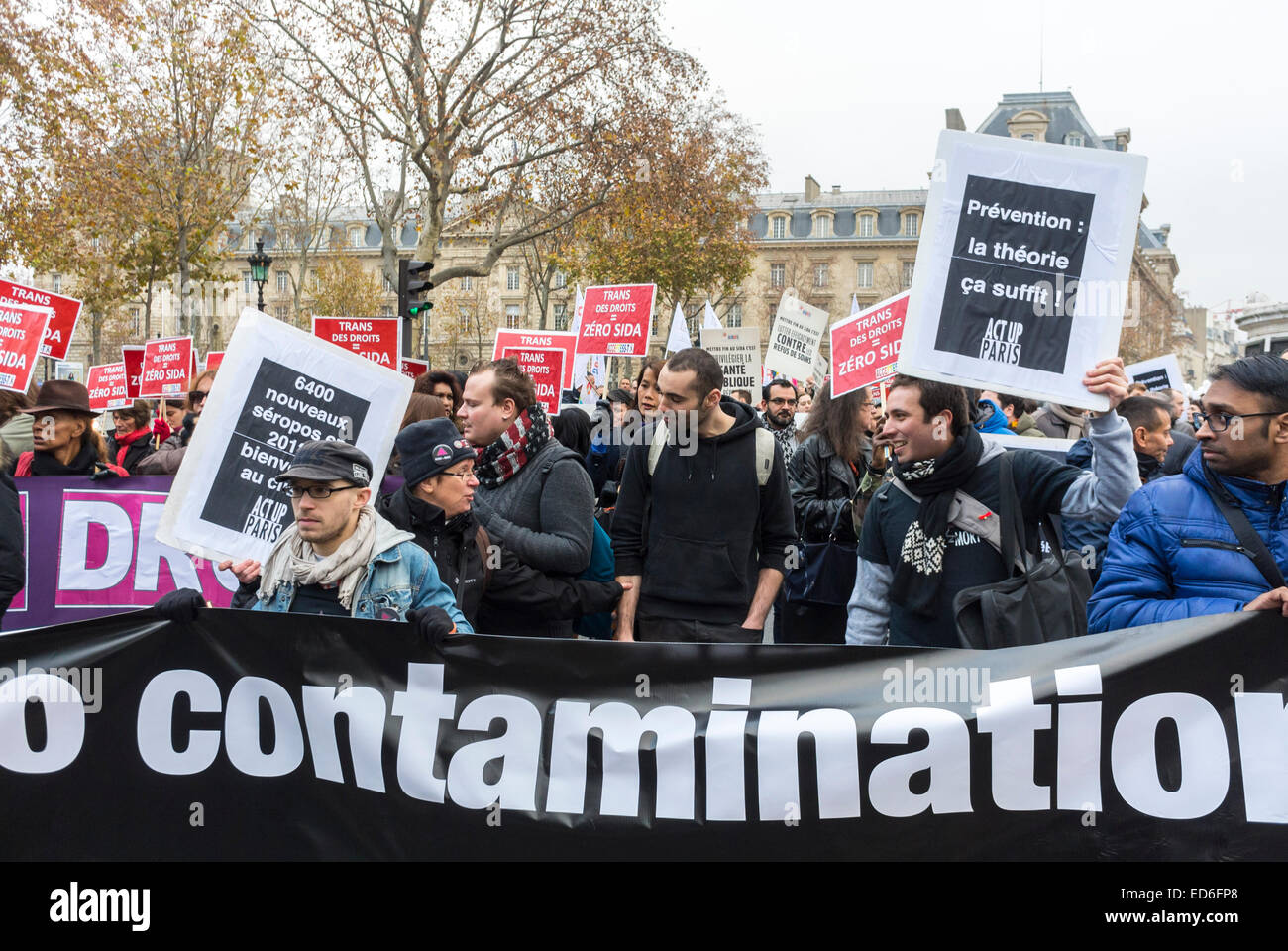 Paris, Frankreich, Act up-Paris AIDS-Aktivisten, 'Dezember 1', 'Welt-AIDS-Tag' AIDS-Demonstration, auf der Straße halten Protestschilder und Banner, handeln Protest Schweigen Tod Stockfoto