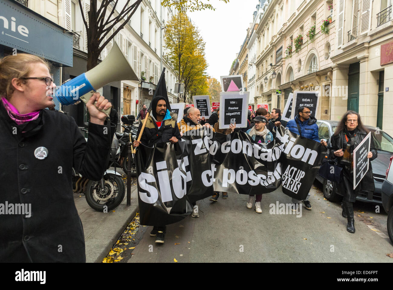 Paris, Frankreich, große Menschenmenge, Act up-Paris AIDS-Aktivisten, '1. Dezember' Demonstration, 'World AIDS Day', auf der Straße in Marais, marschierend mit aktivistischen Protestzeichen und Bannern, (Laure mit Megaphone) Demo Stockfoto