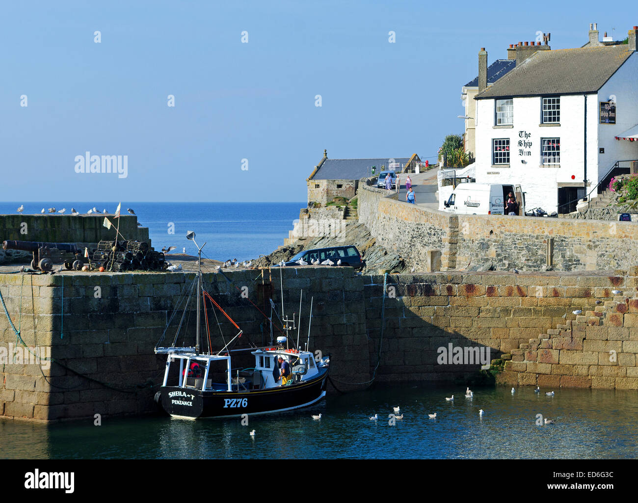 Fischerboot im Hafen von Porthleven, Cornwall, UK Stockfoto