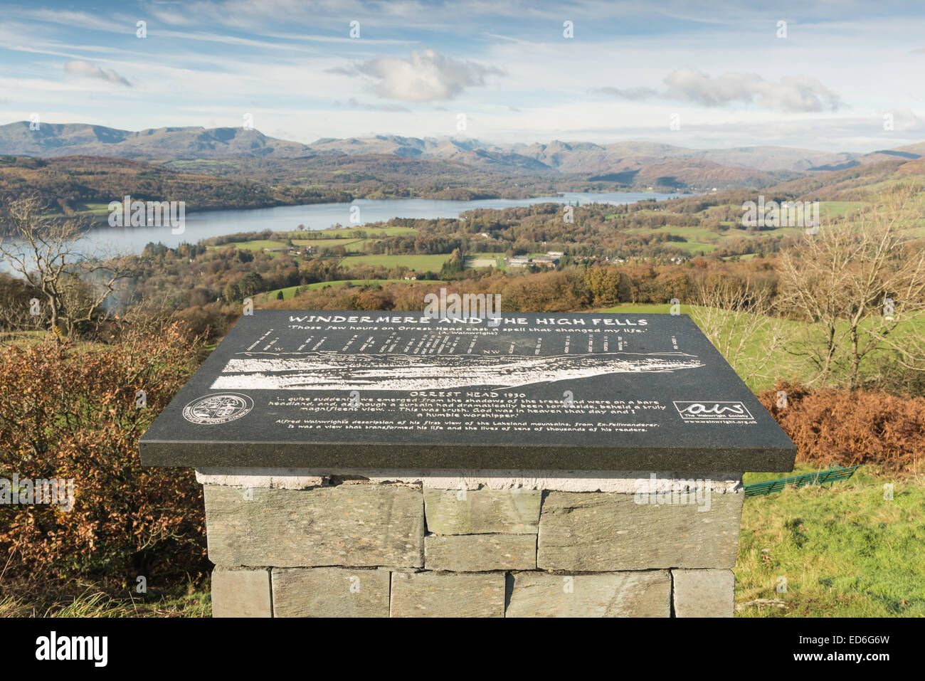 Schiefer Sockel zeigt das Panorama von Orrest Head, englischen Lake District Stockfoto