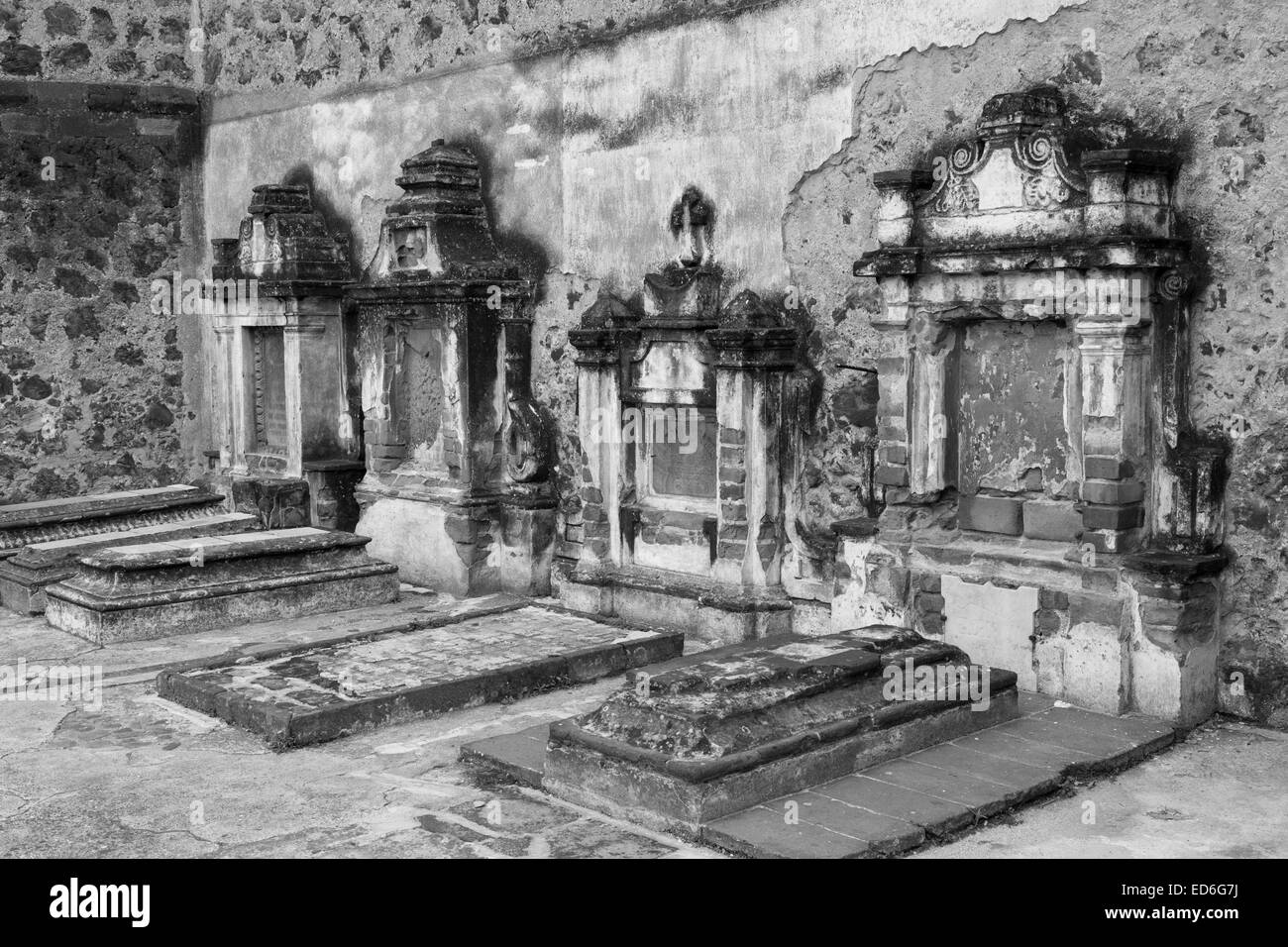 Grab, Tumba oder Grab neben Convento Franciscano de San Gabriel Arcangel in Cholula, Pubela, das Kloster stammt aus dem Jahre 1549. Stockfoto