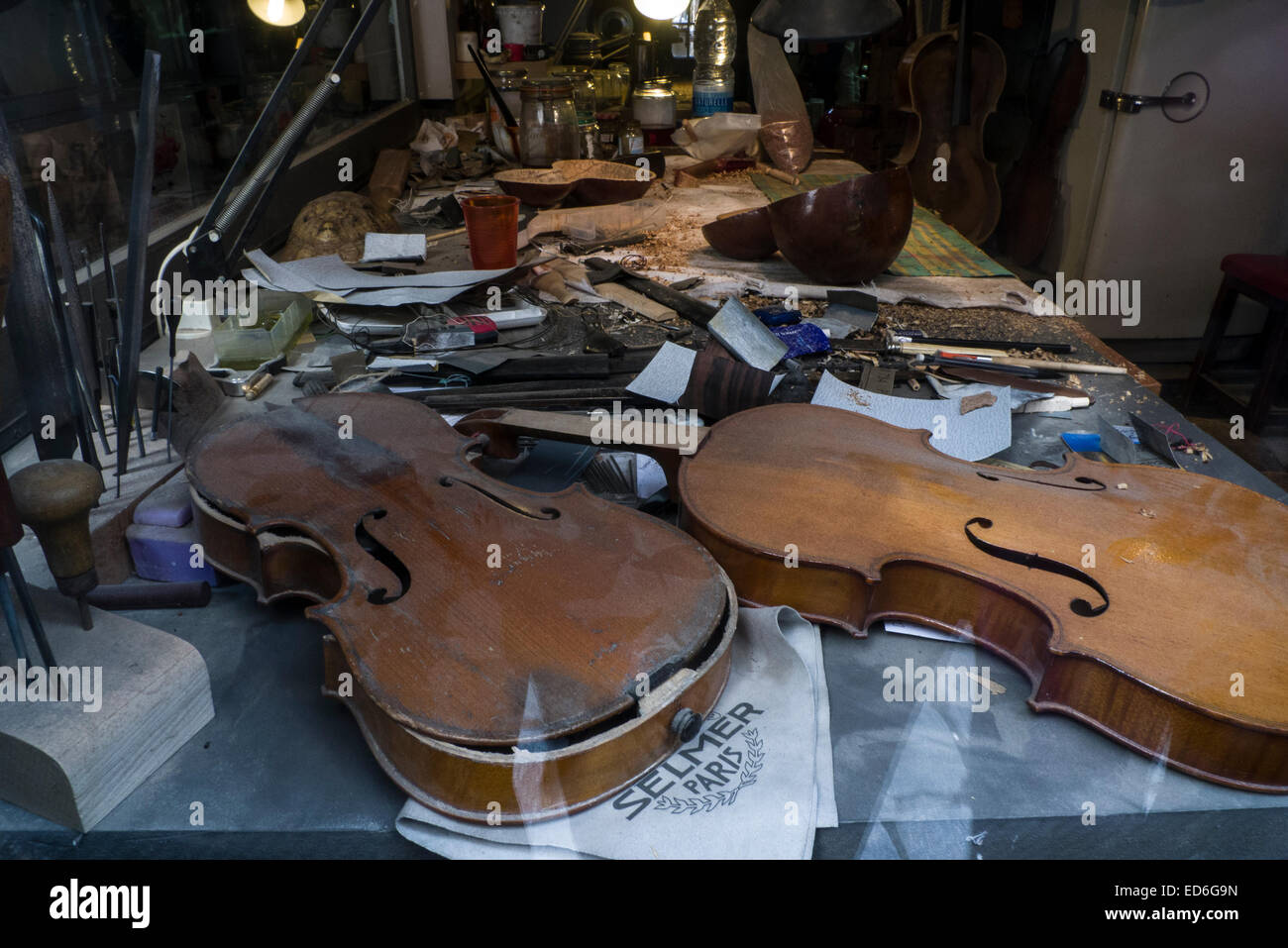 Der Gitarrenbauer-Shop in Rouen, Normandie, Frankreich Stockfoto