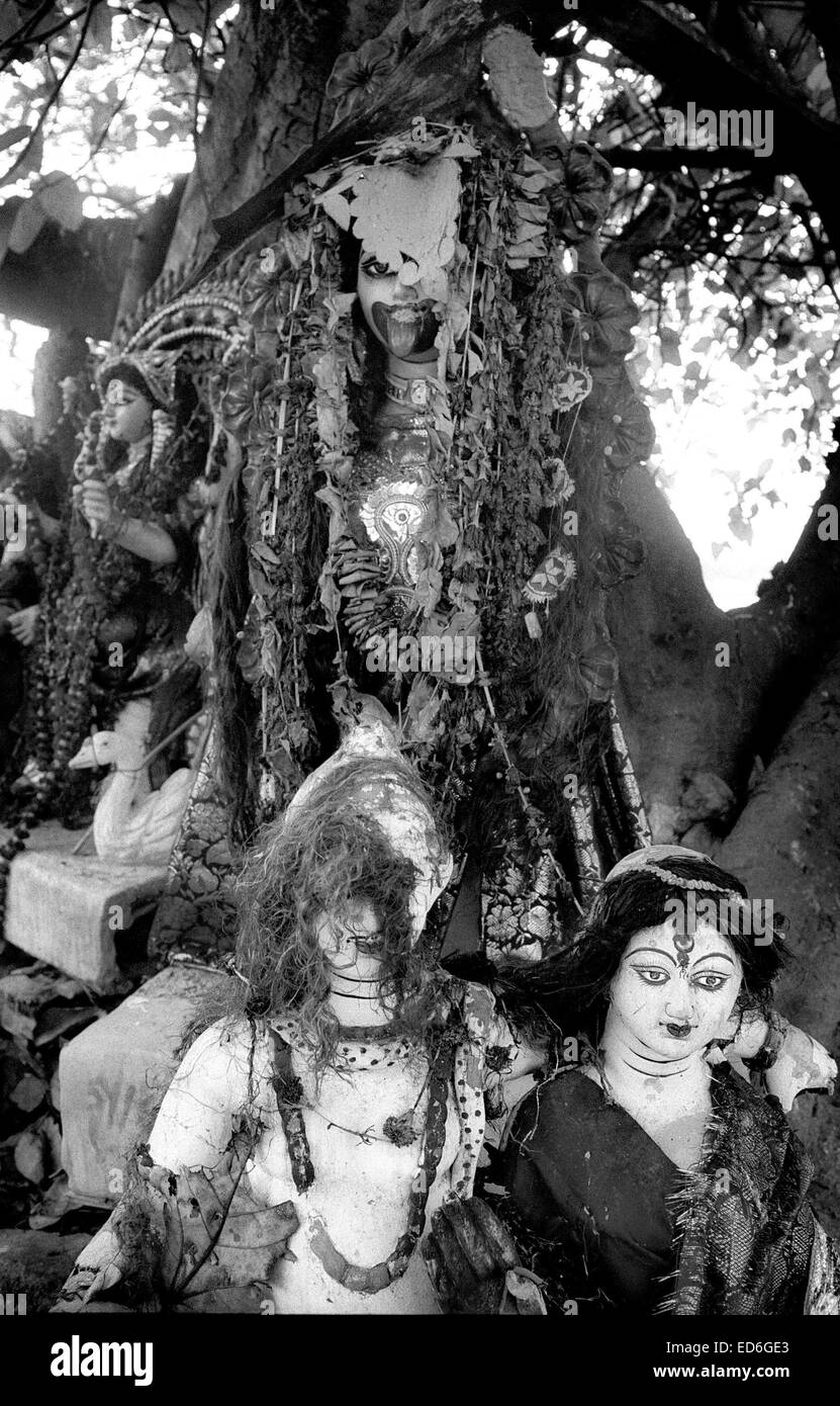 Kalkutta, Westbengalen, Indien. 14. April 2011. Statuen von Hindu-Gottheiten in einem Straße Tempel in Kalkutta. (März 2011) - Kolkata (Kalkutta) ist ein Wendepunkt auf dem indischen Subkontinent. Stadt eine herrliche koloniale Vergangenheit (ehemalige Hauptstadt von Britisch-Indien bis zum dem frühen zwanzigsten Jahrhundert) sieht jetzt wie andere Städte des Landes, Bombay oder Neu-Delhi, mit der Wirtschaft des Landes wachsen. In der Zwischenzeit bleibt die bengali Stadt verbunden, um das Stigma der Armut und Unterentwicklung seit dem Niedergang der Wirtschaft in den Jahren nach der Unabhängigkeit Indiens. Es gilt auch als kulturelle Capi Stockfoto