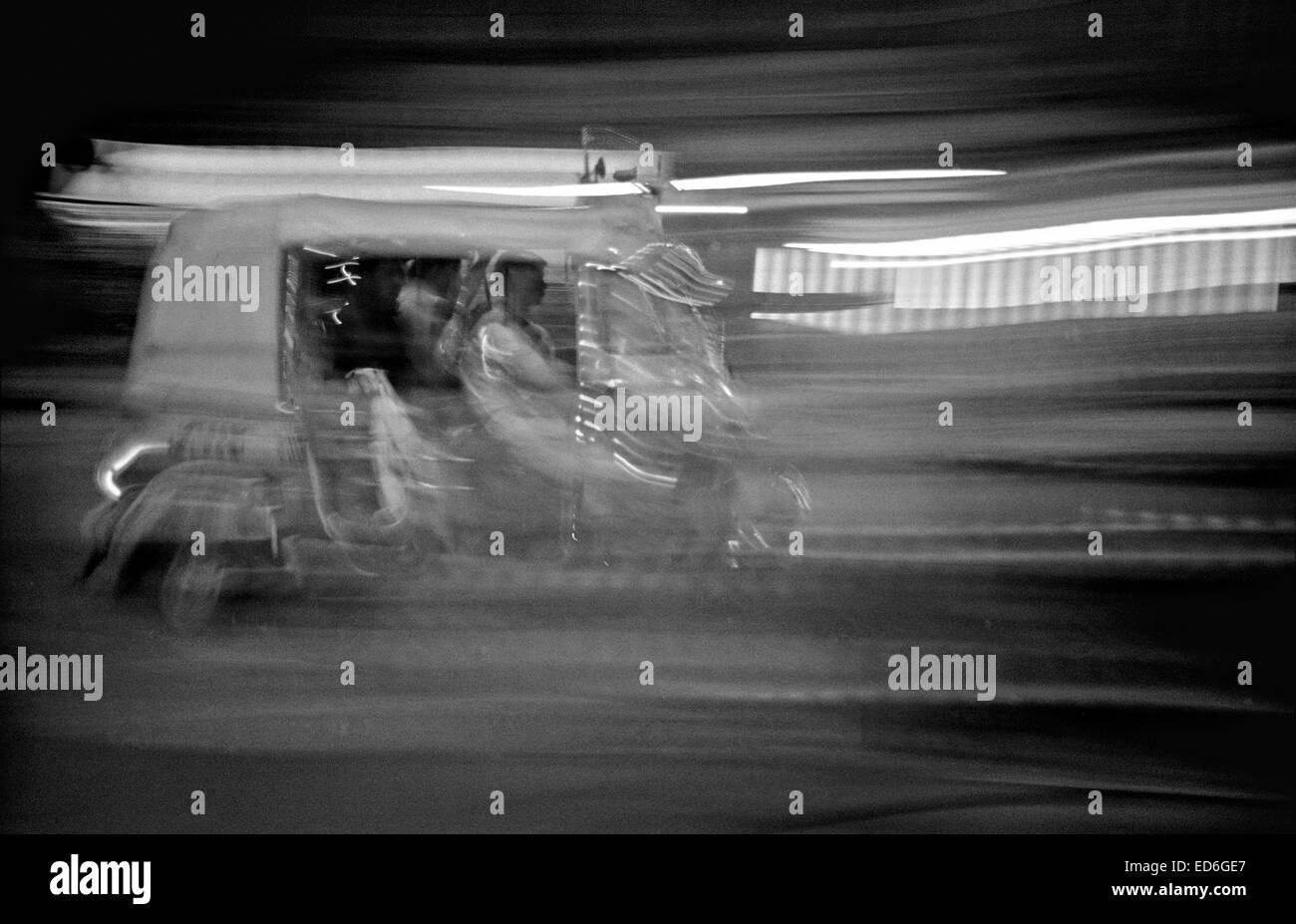 Kalkutta, Westbengalen, Indien. 20. April 2011. Eine schnelle Rikscha geht in der Nacht durch die Straßen von Kalkutta. (März 2011) - Kolkata (Kalkutta) ist ein Wendepunkt auf dem indischen Subkontinent. Stadt eine herrliche koloniale Vergangenheit (ehemalige Hauptstadt von Britisch-Indien bis zum dem frühen zwanzigsten Jahrhundert) sieht jetzt wie andere Städte des Landes, Bombay oder Neu-Delhi, mit der Wirtschaft des Landes wachsen. In der Zwischenzeit bleibt die bengali Stadt verbunden, um das Stigma der Armut und Unterentwicklung seit dem Niedergang der Wirtschaft in den Jahren nach der Unabhängigkeit Indiens. Es gilt auch als die Cultura Stockfoto