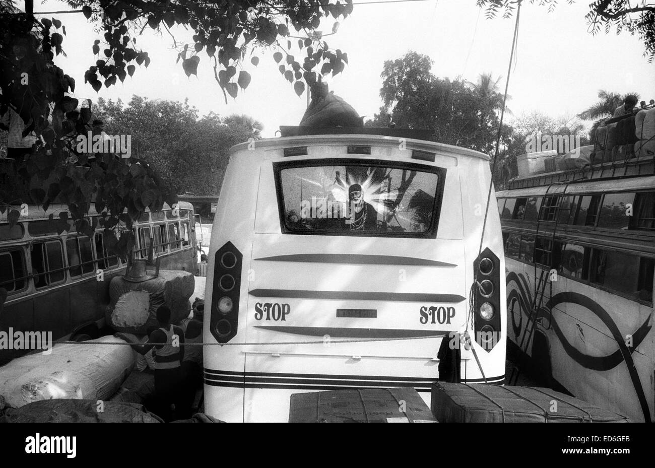 Kalkutta, Westbengalen, Indien. 14. April 2011. Eine religiöse Bild sieht auf der Rückseite eines Busses, der Busbahnhof von Kalkutta abzuweichen. (März 2011) - Kolkata (Kalkutta) ist ein Wendepunkt auf dem indischen Subkontinent. Stadt eine herrliche koloniale Vergangenheit (ehemalige Hauptstadt von Britisch-Indien bis zum dem frühen zwanzigsten Jahrhundert) sieht jetzt wie andere Städte des Landes, Bombay oder Neu-Delhi, mit der Wirtschaft des Landes wachsen. In der Zwischenzeit bleibt die bengali Stadt verbunden, um das Stigma der Armut und Unterentwicklung seit dem Niedergang der Wirtschaft in den Jahren nach der Unabhängigkeit Indiens. Es ist auch con Stockfoto