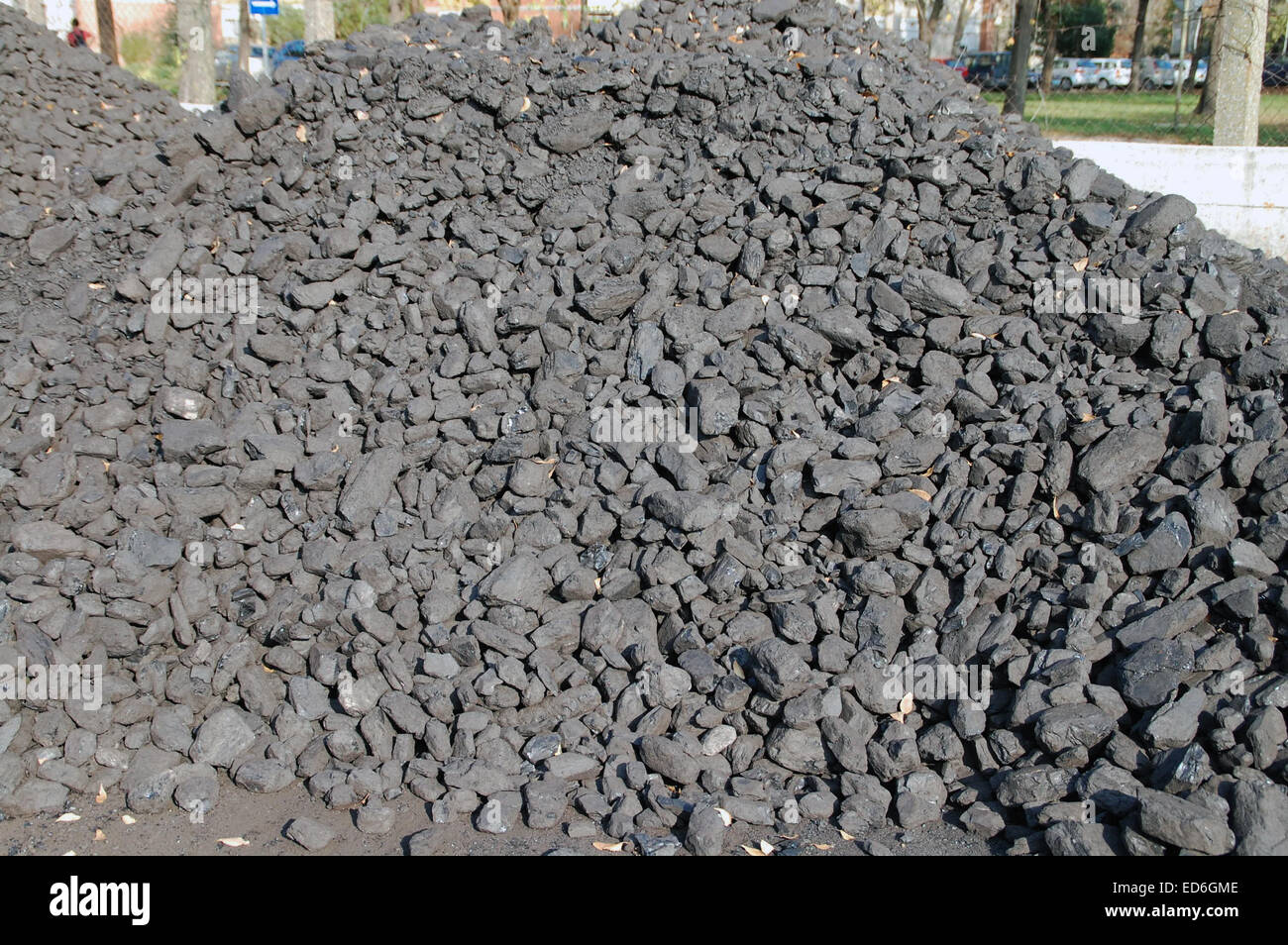 Haufen Kohle auf das Depot wartenden Kunden. Stockfoto