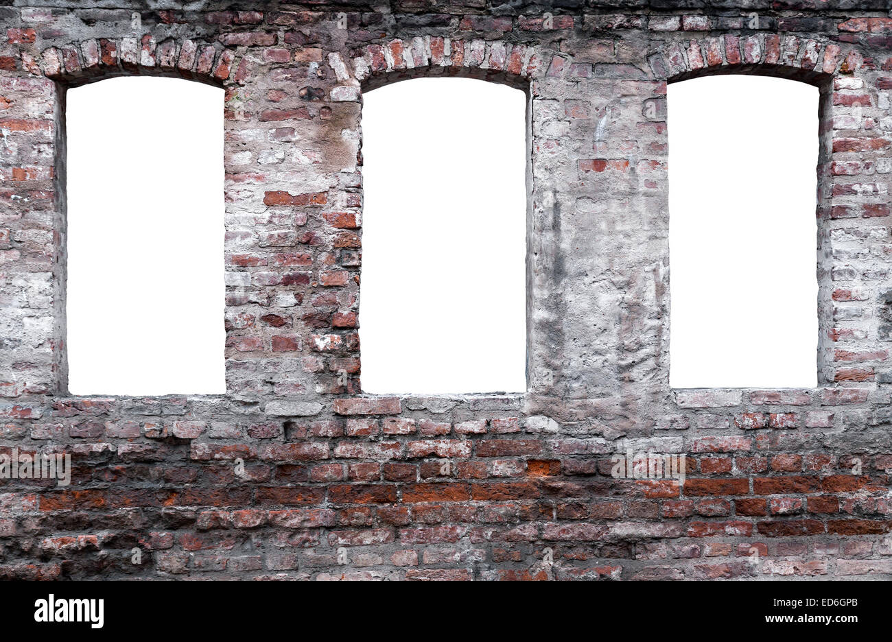 Verwitterte Mauer mit drei isolierten Fenstern Stockfoto