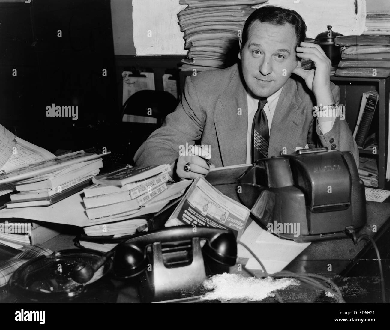 Allan Roth und seine Bücher, Tabellen und Rechenmaschinen, 1954 Stockfoto