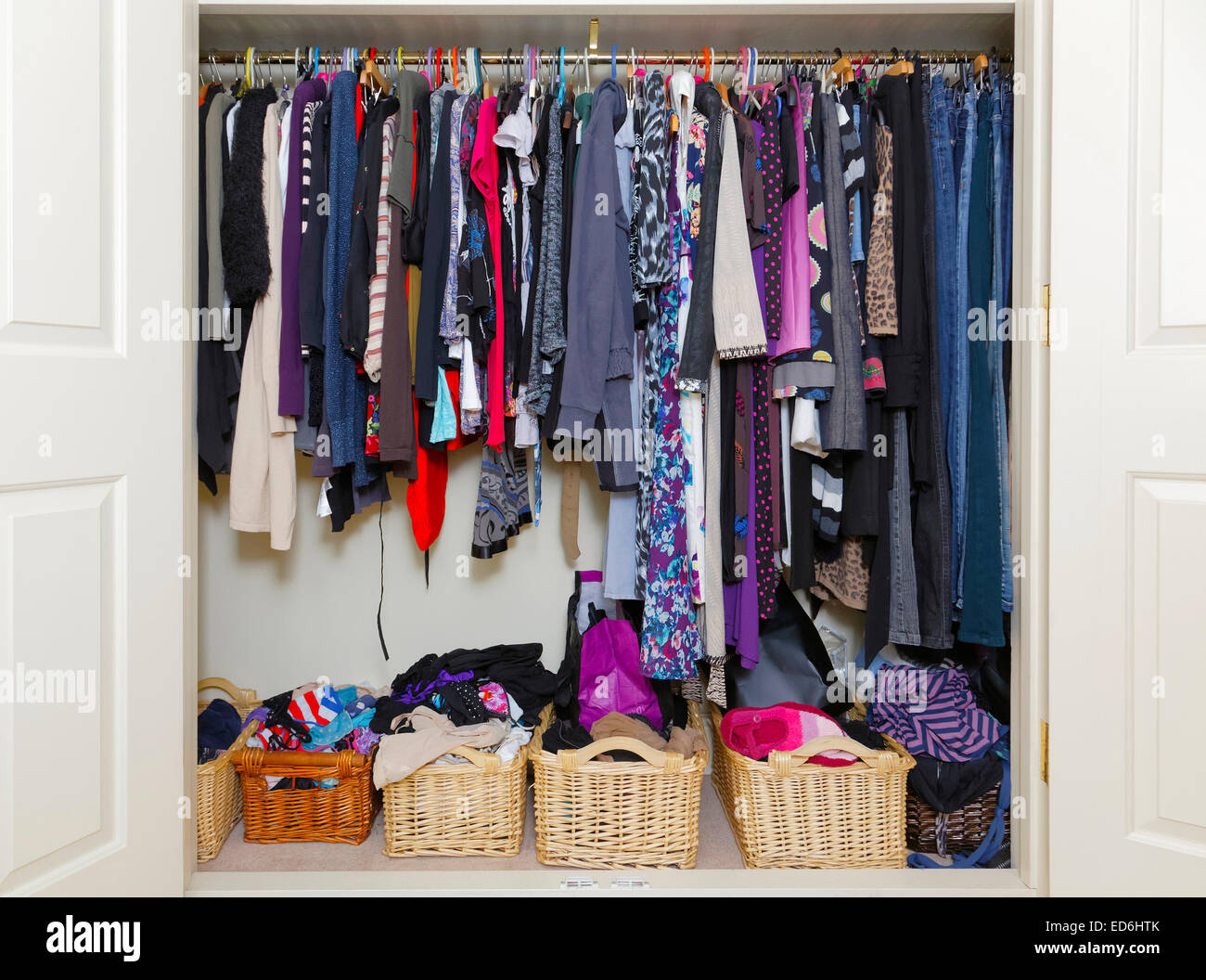 Kleiderschrank / Schrank mit Damenbekleidung Stockfoto