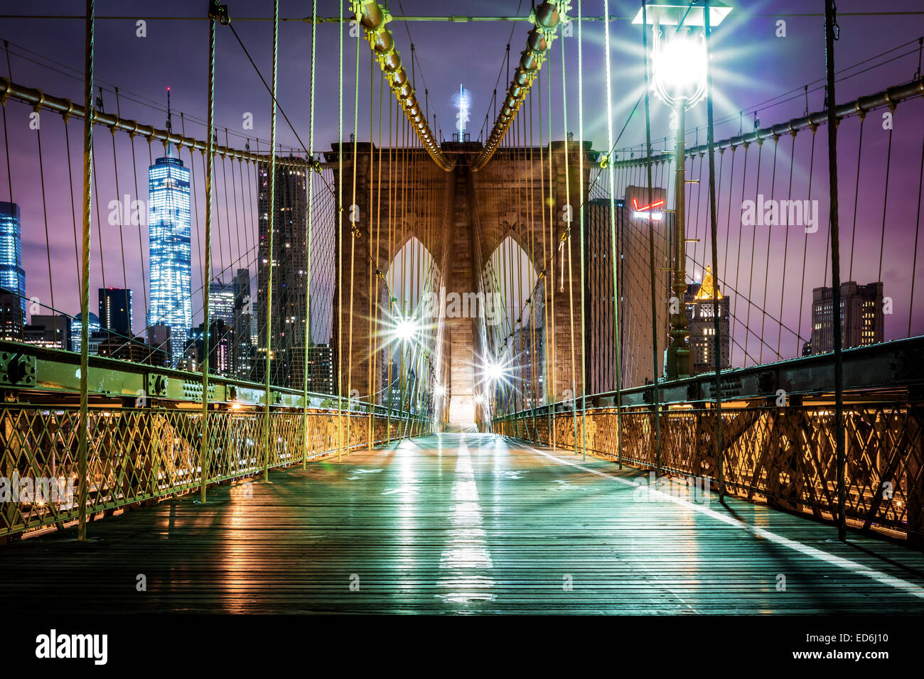 Leere Brooklyn Bridge Fußgängerweg vor Sonnenaufgang Stockfoto
