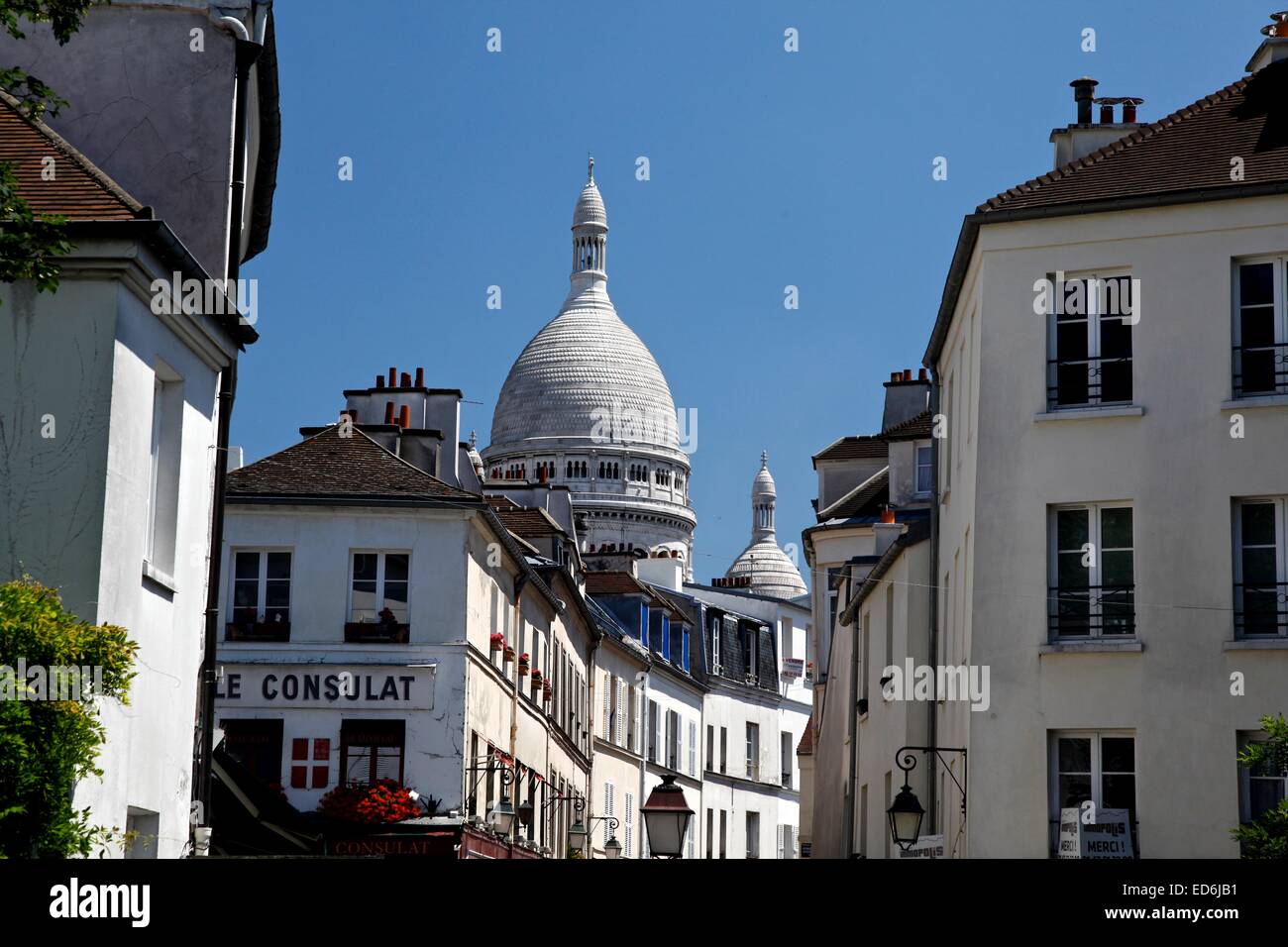 Straßen von Montmartre mit der Kuppel der Basilika Sacré Cœur Stockfoto