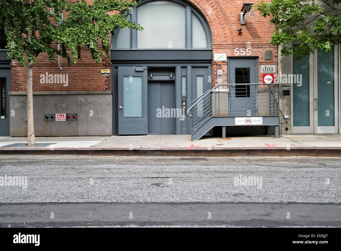 Gewölbten doppelten Buchführung Türen und vordere Fassade, in der Chelsea Art Gallery District von Manhattan, New York City, ist die Mitte-Tür Stockfoto