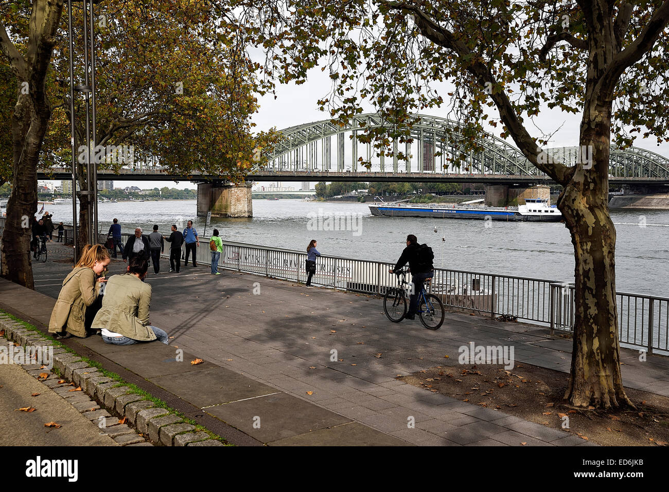 Menschen genießen die Köln, am Flussufer Stockfoto