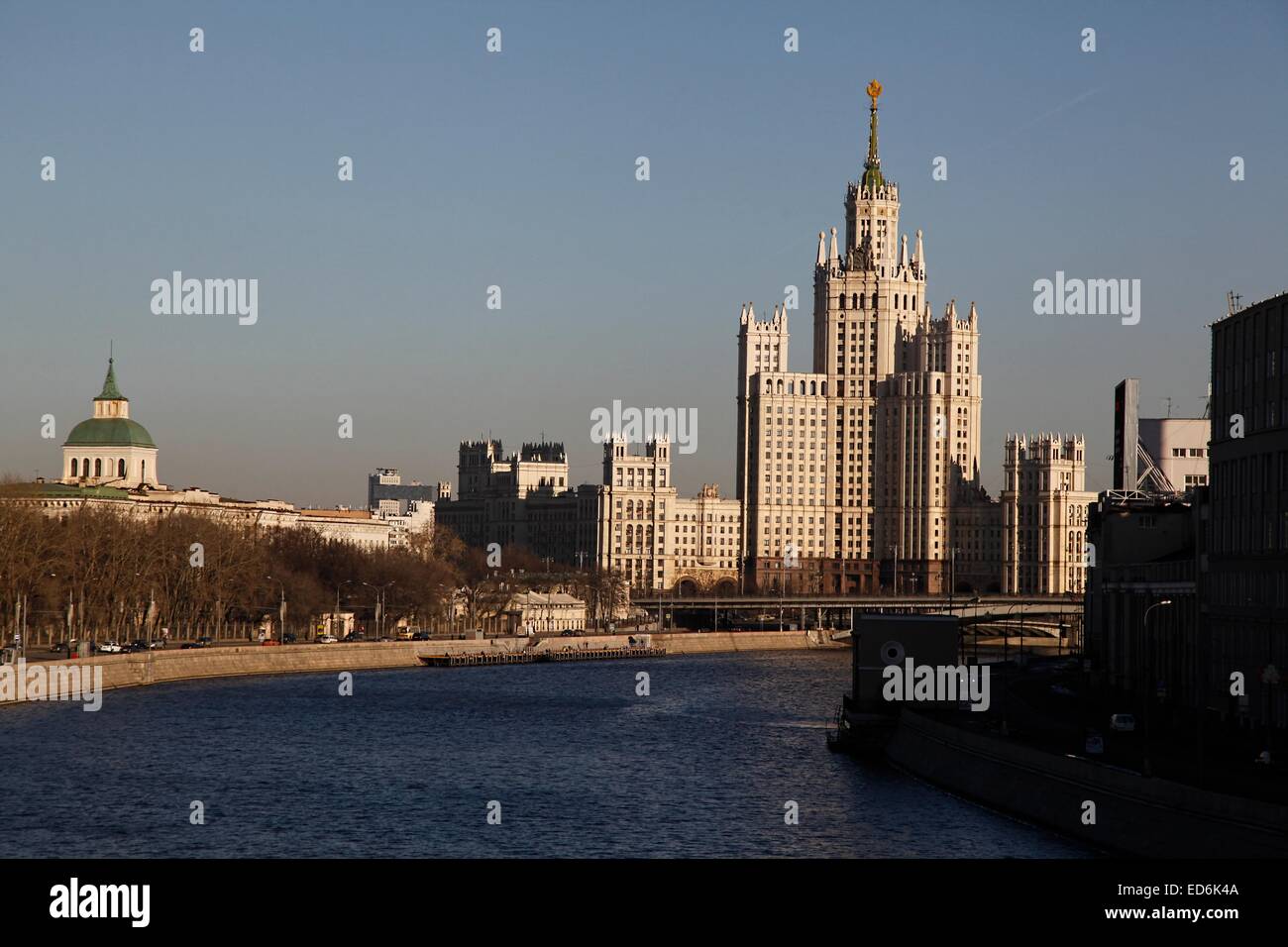 Kotelnicheskaya Damm Gebäude und der Moskwa Stockfoto