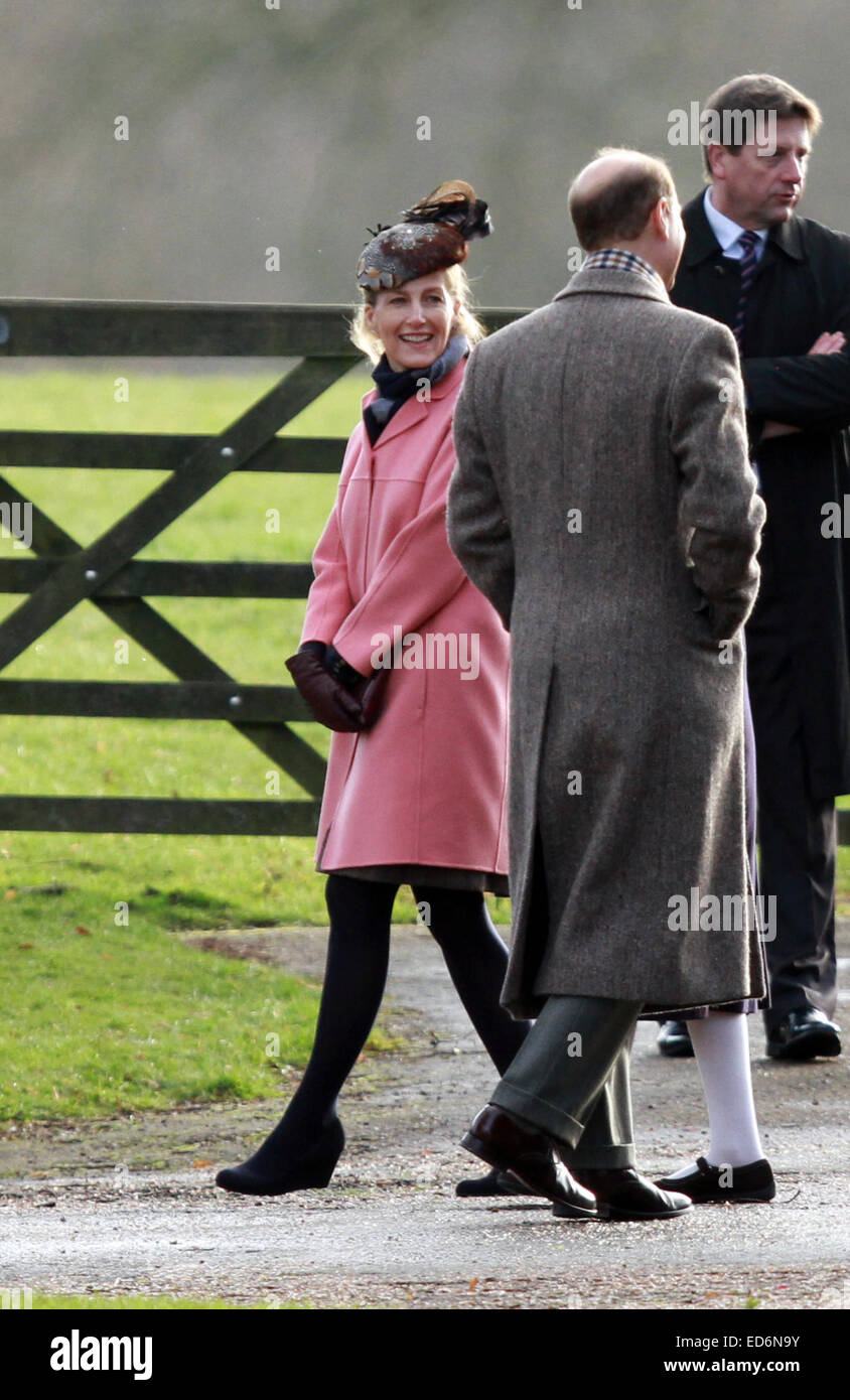 HM Königin Elizabeth II zur Kirche in Sandringham. . Sandringham, Norfolk, Großbritannien. . 28.12.2014 Sophie, Gräfin von Wessex, Teilnahme an der St. Maria Magdalena Kirche Sonntag-Morgen-Service in Sandringham. Bild: Paul Marriott Photography Stockfoto