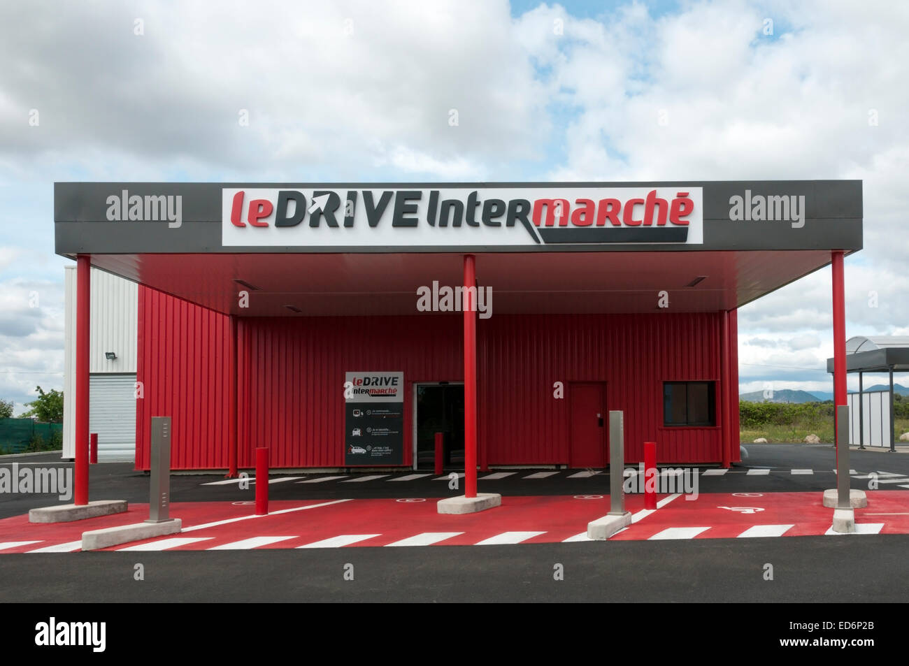 A French le Drive Intermarche collection point where purchases made over the internet can be picked up. At Magalas, Languedoc. Stockfoto