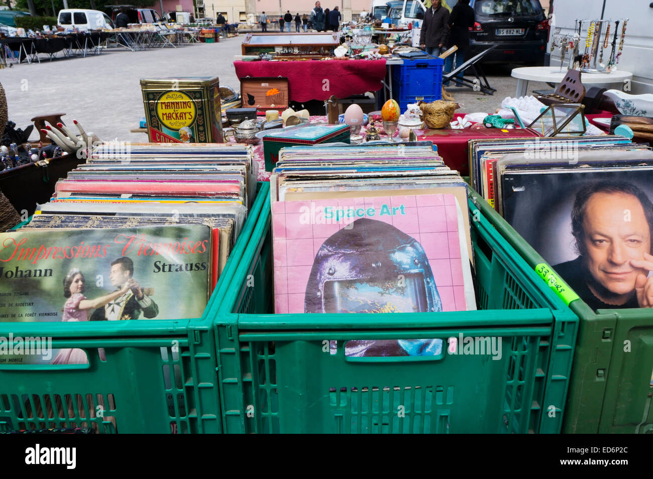 Kisten von Vinyl-Schallplatten zum Verkauf auf einem Markt für Krimskrams oder Müll in Frankreich. Stockfoto