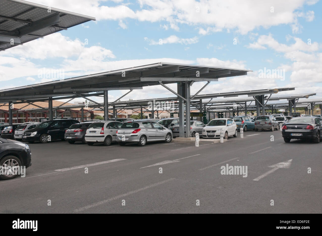 Solar-Panels über den Parkplatz eines französischen Supermarktes gebaut. Stockfoto