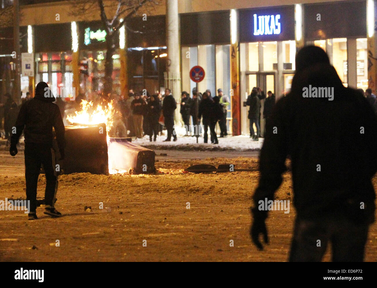 Müllcontainer brennen in Leipzig, Deutschland, 29. Dezember 2014. Nach einer Schneeballschlacht von mehreren hundert Menschen in dem Leipziger Stadtteil Connewitz brach ein Aufstand aus. Foto: Sebastian Willnow/dpa Stockfoto