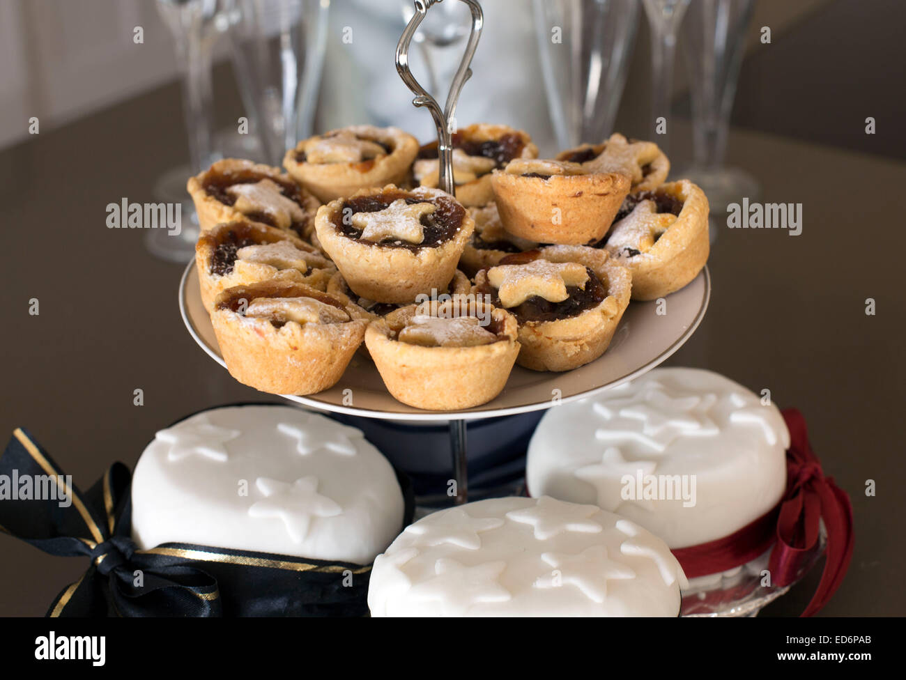 Mini Mince Pies Weihnachten Leckerbissen nach Hause Küchentisch Stockfoto