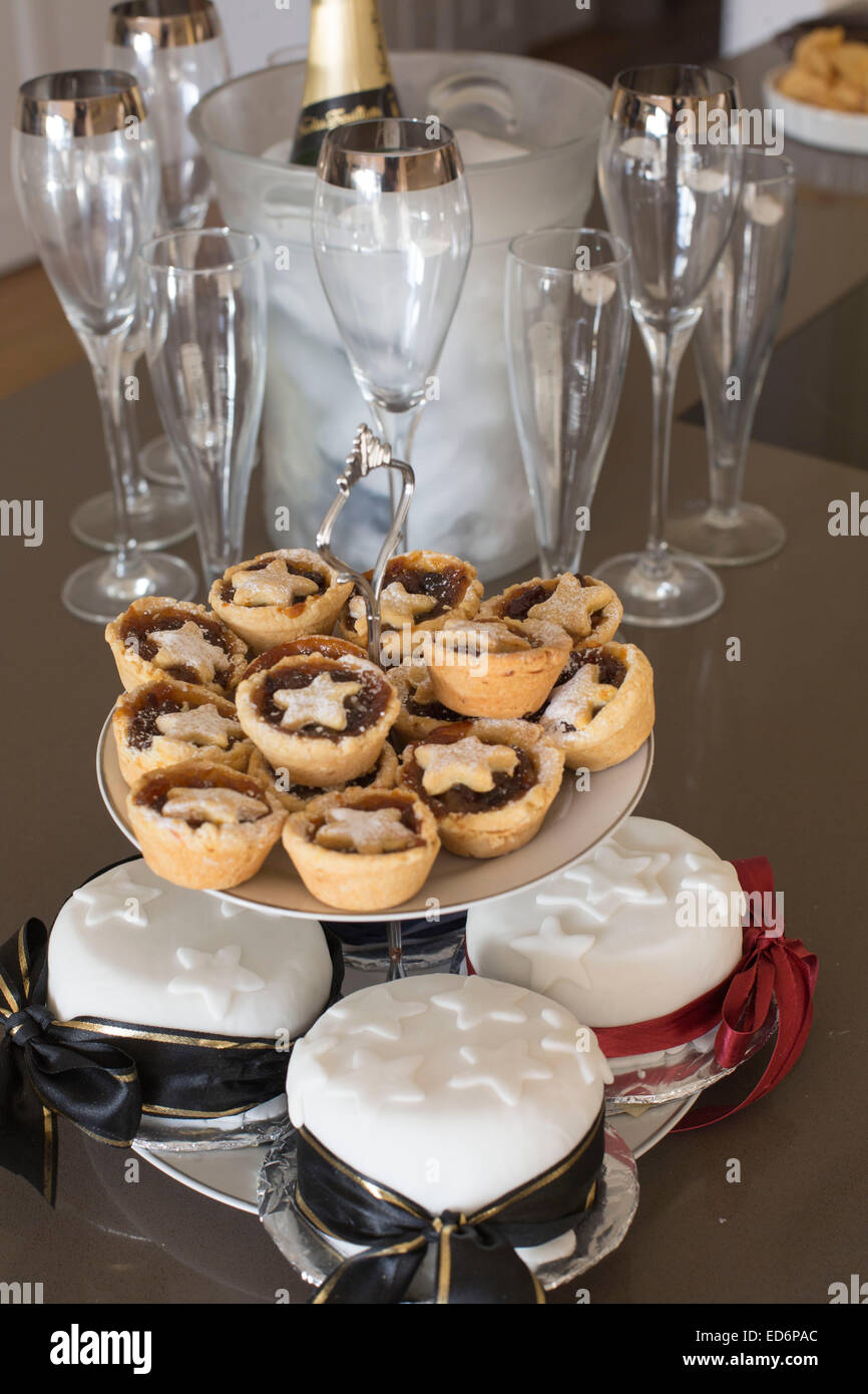 Mini Mince Pies Weihnachten Leckerbissen nach Hause Küchentisch Stockfoto