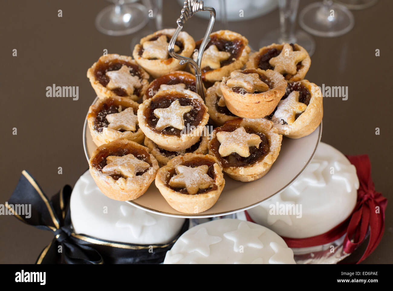 Mini Mince Pies Weihnachten Leckerbissen nach Hause Küchentisch Stockfoto