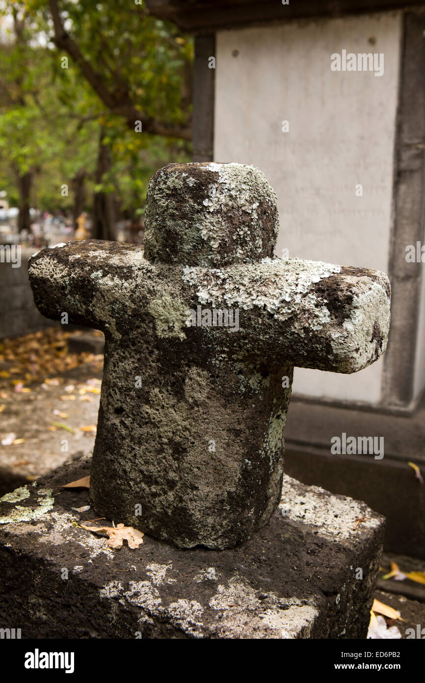Mauritius, Tamarin, Black River Friedhof, Flechten wachsen auf historische Kolonialzeit schwere Kreuz Stockfoto