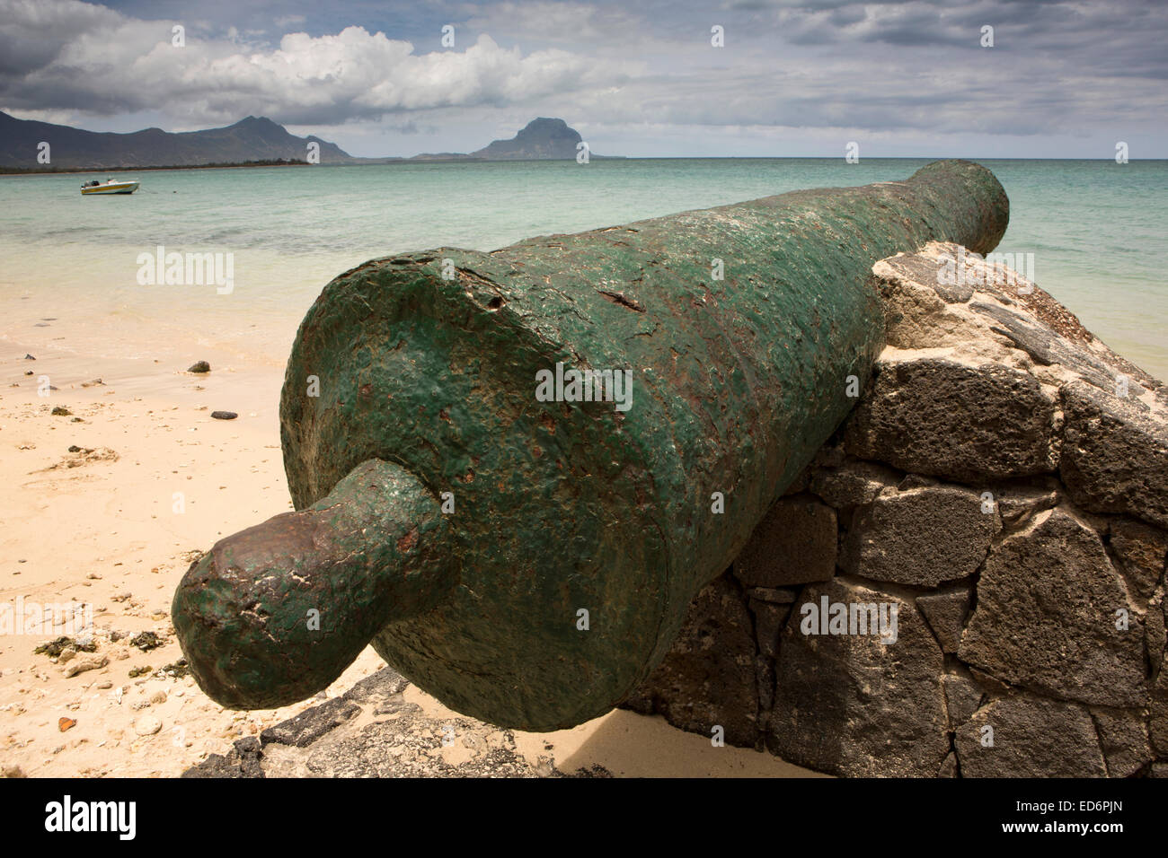 Mauritius, Tamarin, Strand, alte Kolonialzeit Kanone in Sand gegenüber La Morne Stockfoto