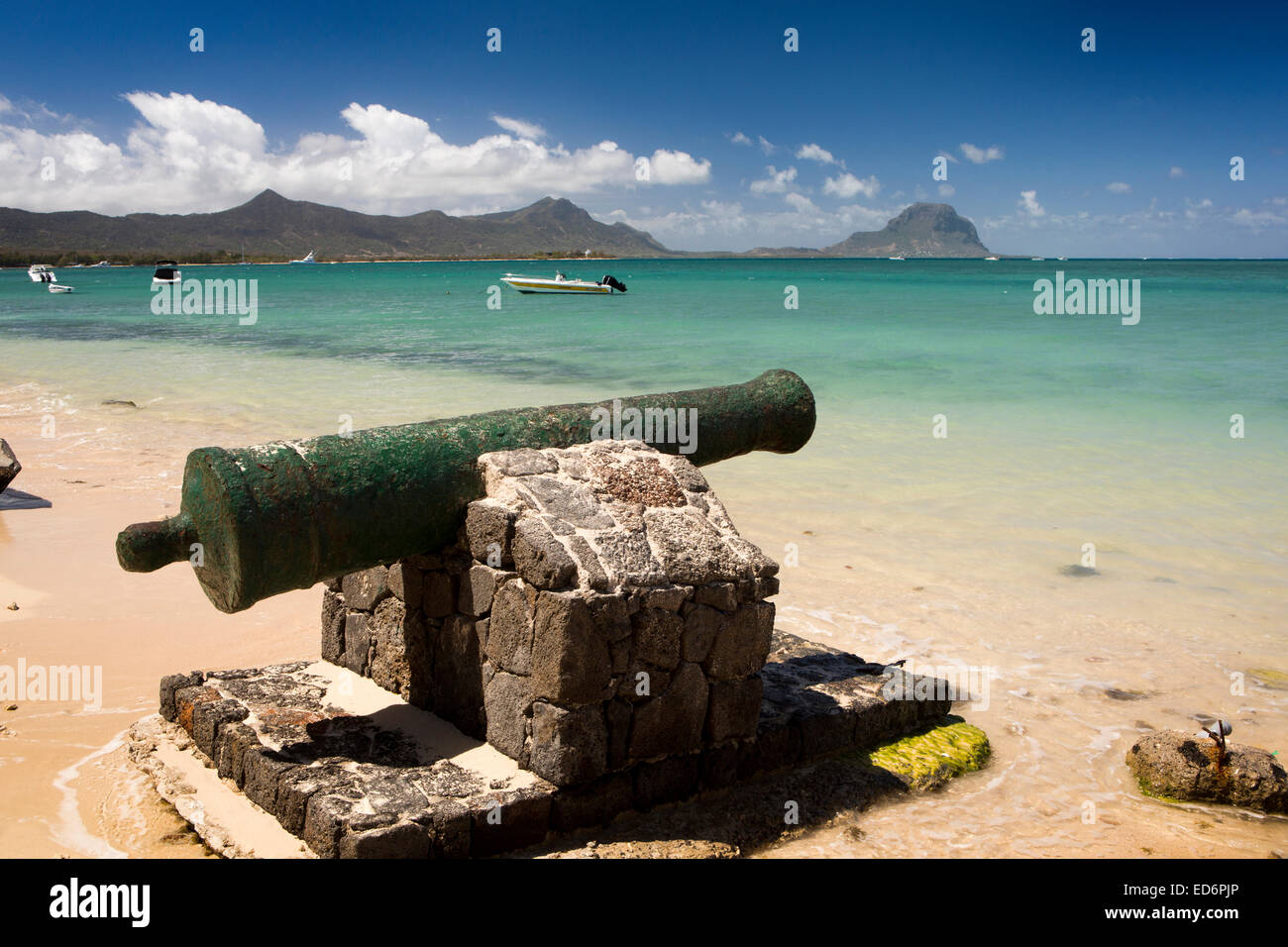 Mauritius, Tamarin, Strand, alte Kolonialzeit Kanone in Sand gegenüber La Morne Stockfoto