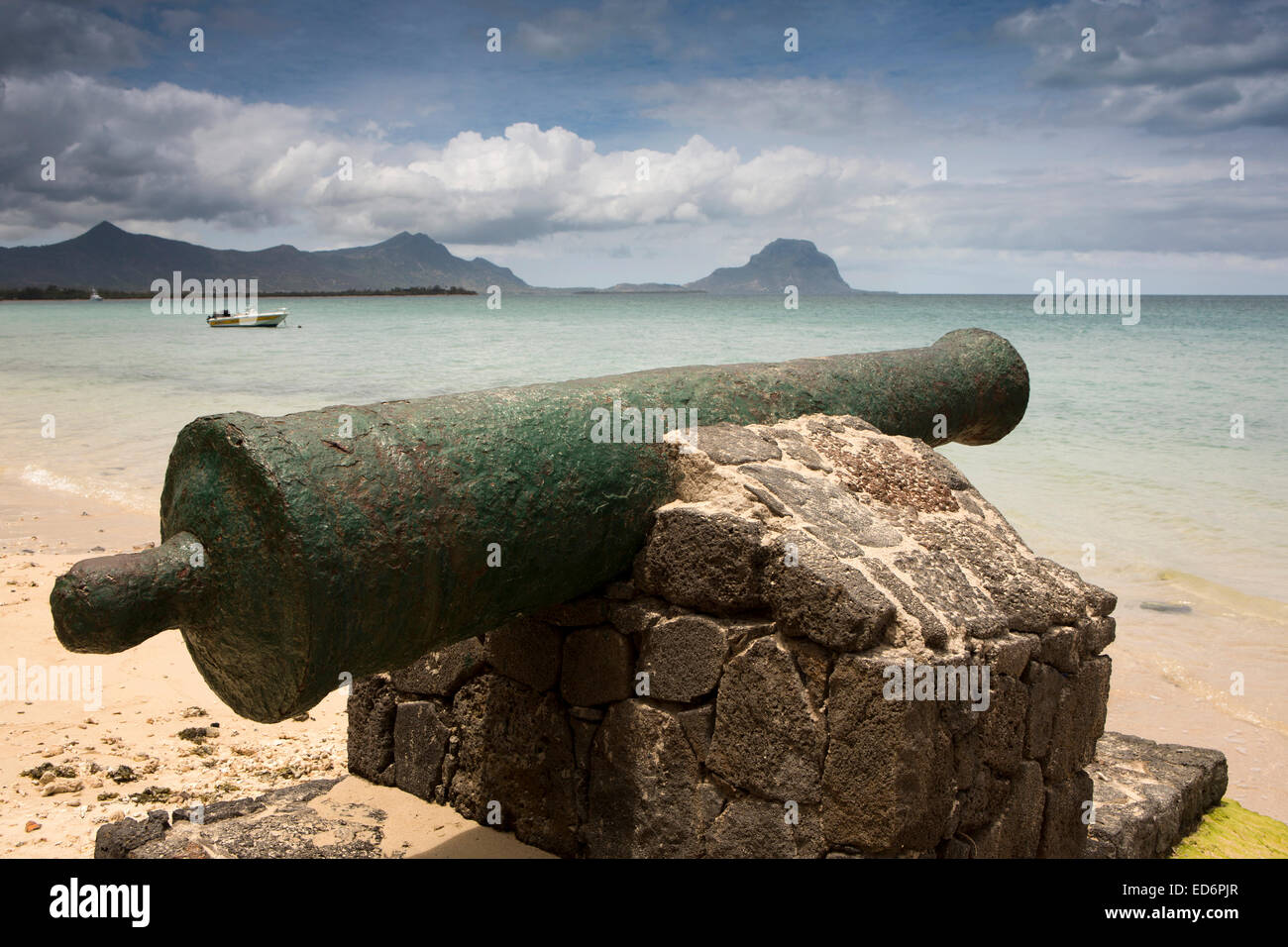 Mauritius, Tamarin, Strand, alte Kolonialzeit Kanone in Sand gegenüber La Morne Stockfoto