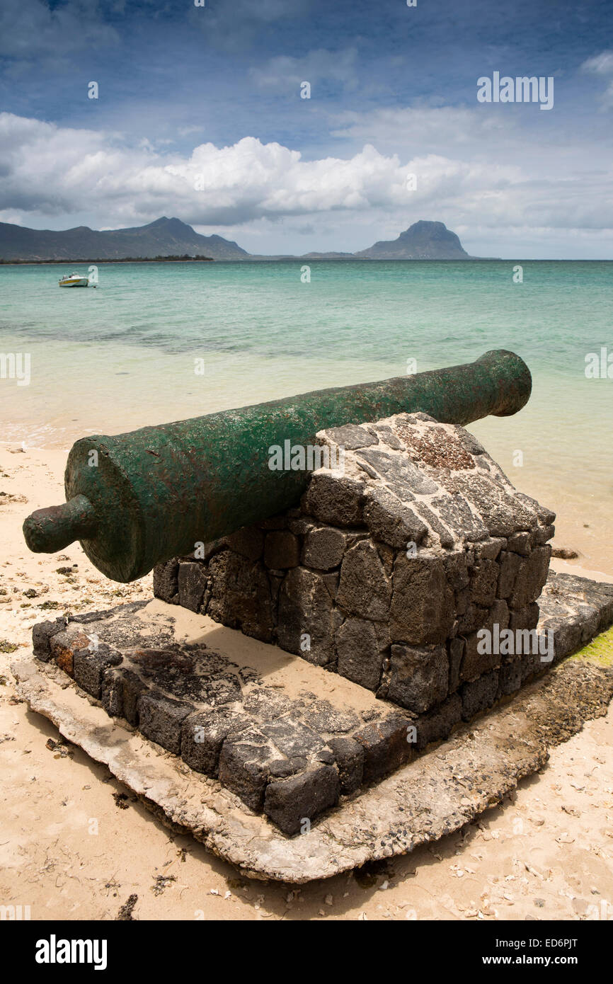Mauritius, Tamarin, Strand, alte Kolonialzeit Kanone in Sand gegenüber La Morne Stockfoto