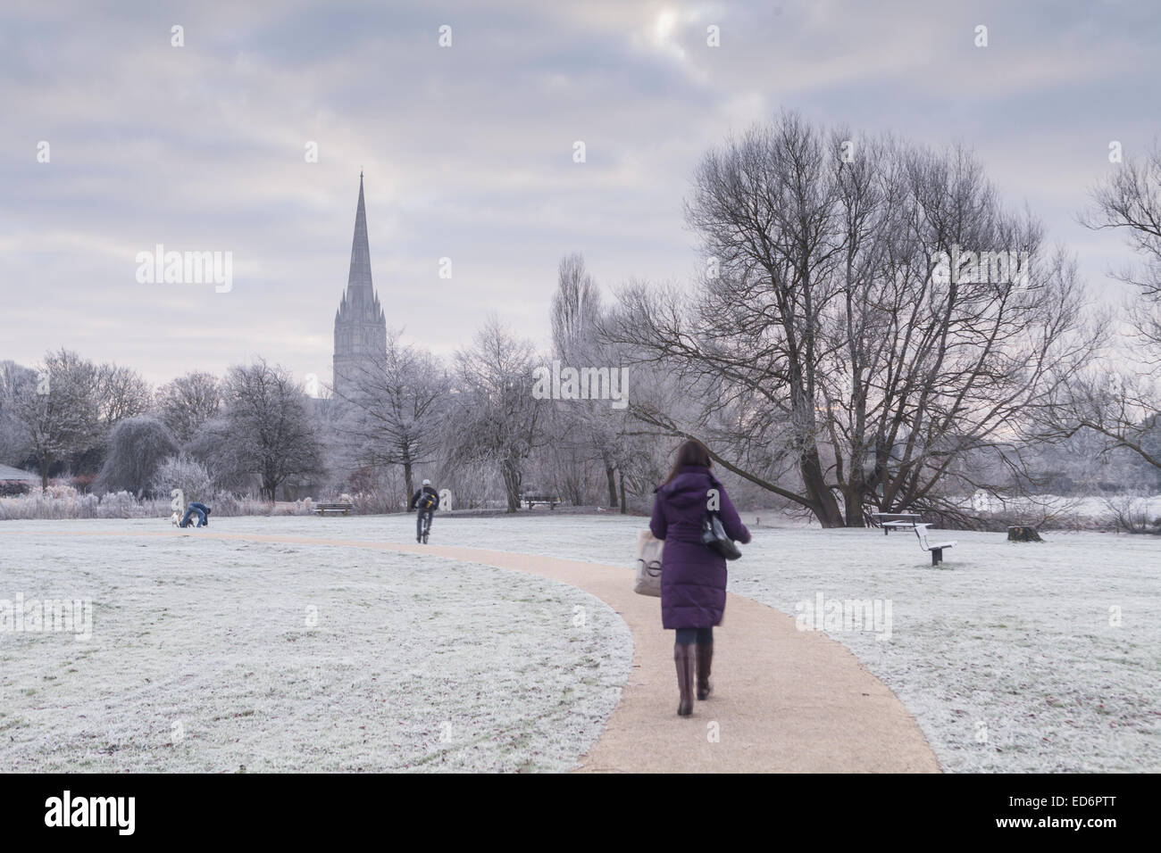 Salisbury, UK. 30. Dezember 2014. UK-Wetter.  Menschen gehen, um Arbeit in der Stadt von Salisbury in Süd-England nach eine Nacht scharf ist frost. Temperaturen in der Stadt erreicht ca.-4 ° c, Salisbury, UK. Bildnachweis: Julian Elliott/Alamy Live-Nachrichten Stockfoto