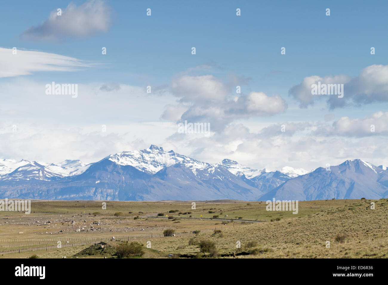 Erstaunliche Landschaften in Patagonien, Argentinien in der Nähe von El Calafate mit der Pampa im Vordergrund Stockfoto