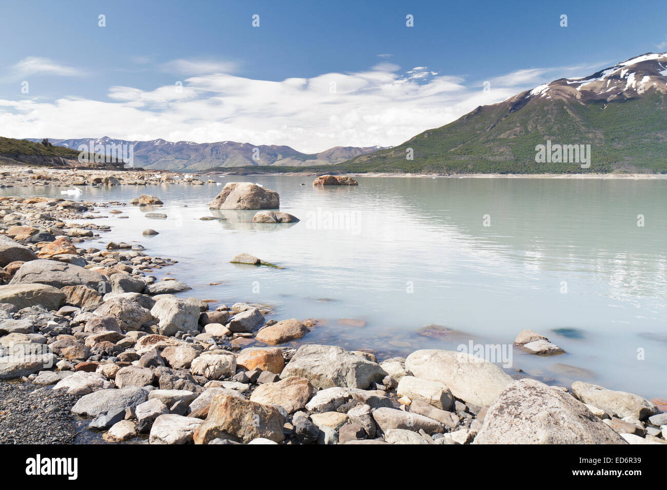 An den Ufern des Lake Argentinien wie wir wandern Sie entlang des Strandes in Richtung der Perito-Moreno-Gletscher Stockfoto