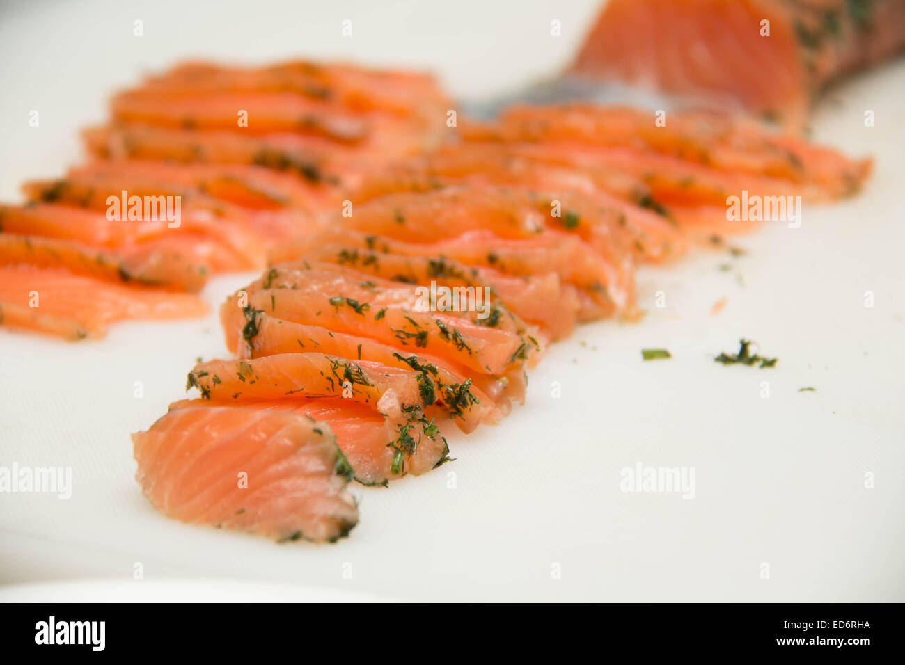 Geräucherter Lachs Folie kalt auf einer Platte mit Petersilie. Stockfoto