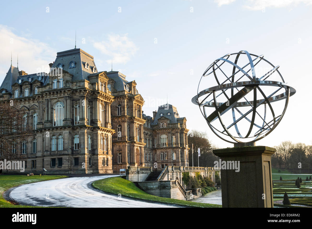 Bowes Museum, Barnard Castle, County Durham. 30. Dezember 2014. Großbritannien Wetter.  Ein weiterer frostigen Start in den Tag auf dem Gelände des Bowes Museum in Barnard Castle, County Durham UK. Bildnachweis: David Forster/Alamy Live-Nachrichten Stockfoto