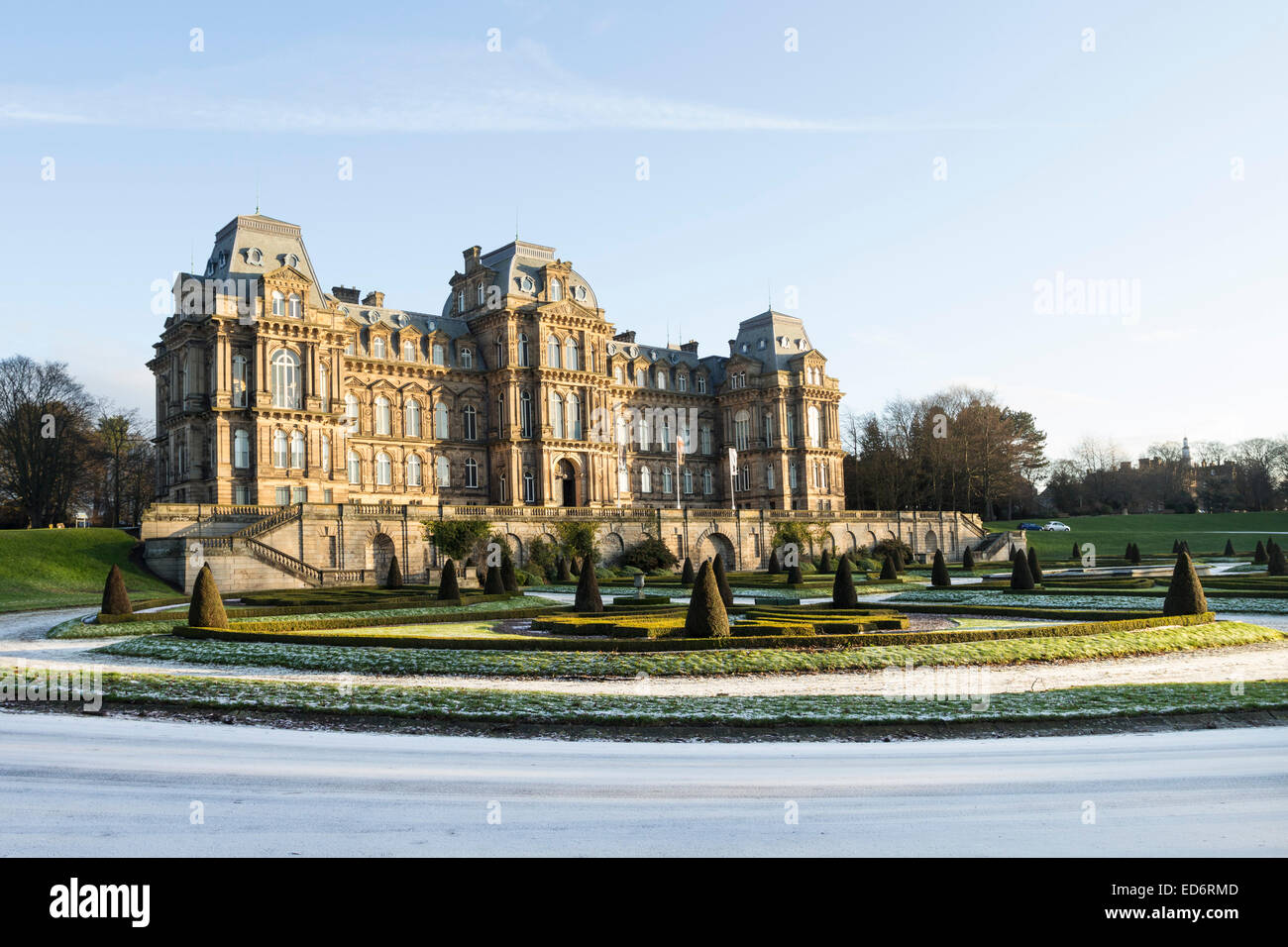 Bowes Museum, Barnard Castle, County Durham. 30. Dezember 2014. Großbritannien Wetter.  Ein weiterer frostigen Start in den Tag auf dem Gelände des Bowes Museum in Barnard Castle, County Durham UK. Bildnachweis: David Forster/Alamy Live-Nachrichten Stockfoto