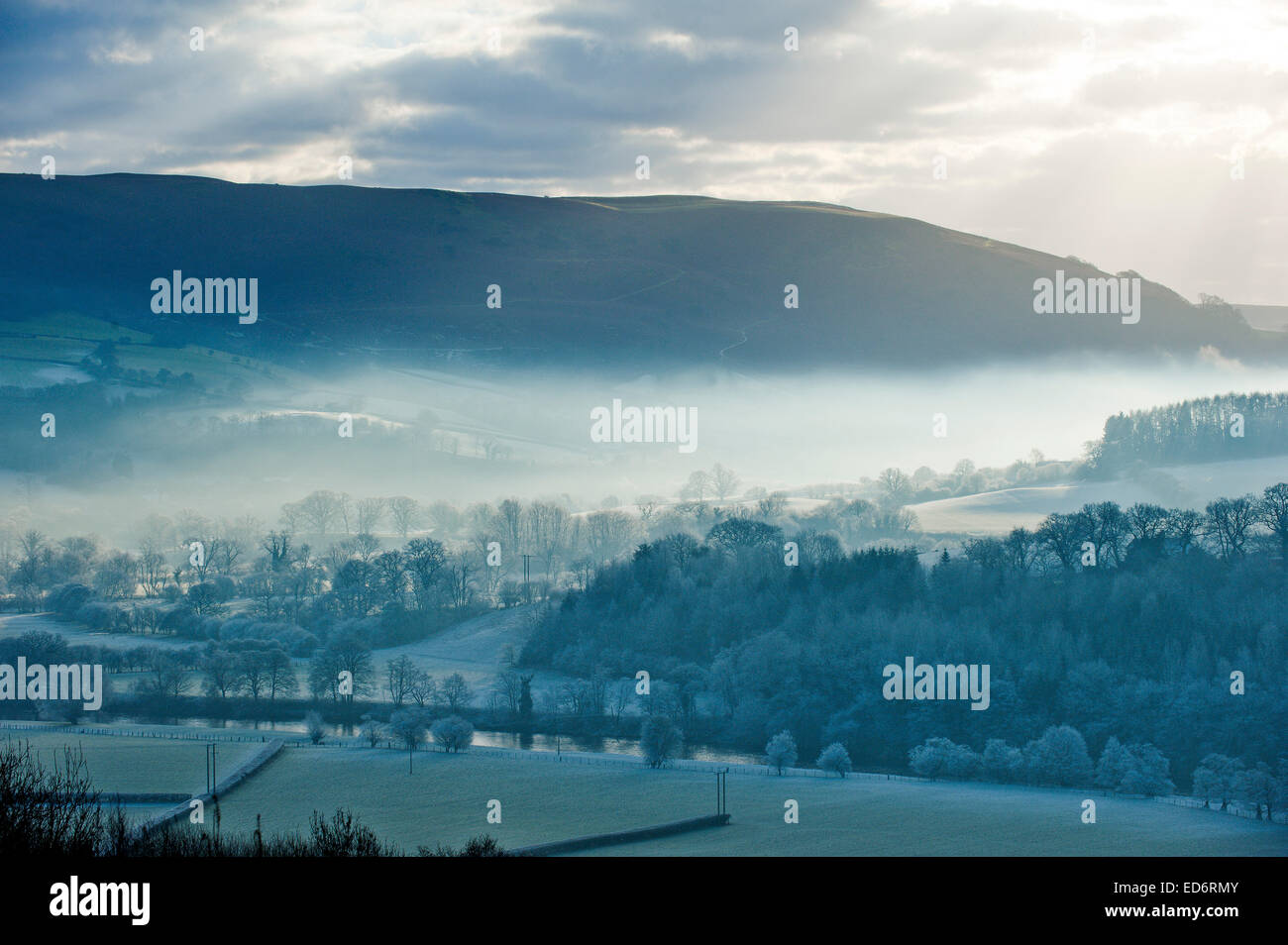 Builth Wells, Wye Valley, Powys, UK. 30. Dezember 2014. Mit den Temperaturen steigen nach einigen Tagen der bitter kalt Wetter Prognose beginnt der Tag mit einem anderen schweren Frost und Minusgraden im Wye Valley. Bildnachweis: Graham M. Lawrence/Alamy Live-Nachrichten. Stockfoto