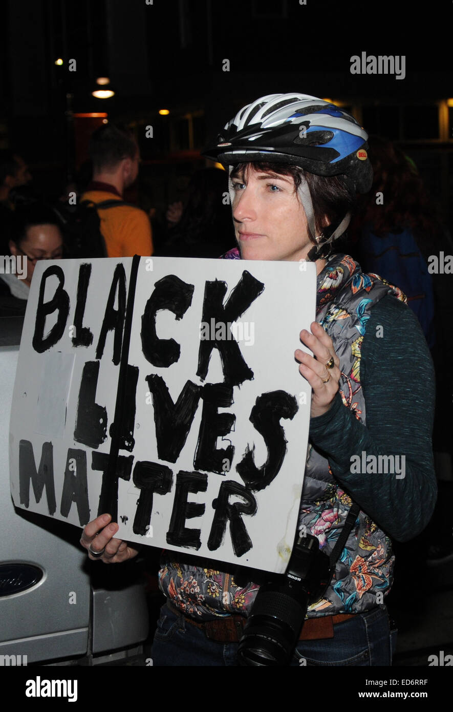 Steh-weibliche Demonstranten skandierten "Hands up nicht schießen" mit eine Menschenmenge blockiert beim Blocken eines Amtrak Zug in Oakland Ca. Stockfoto