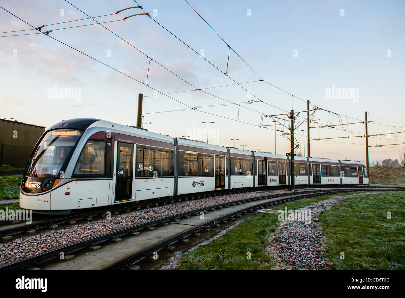 Urbos 3 Straßenbahn auf der Edinburgh Straßenbahnen Linie zwischen York und Flughafen Edinburgh geht es um eine Ecke an Ingliston Park & Fahrt, Schottland. Stockfoto