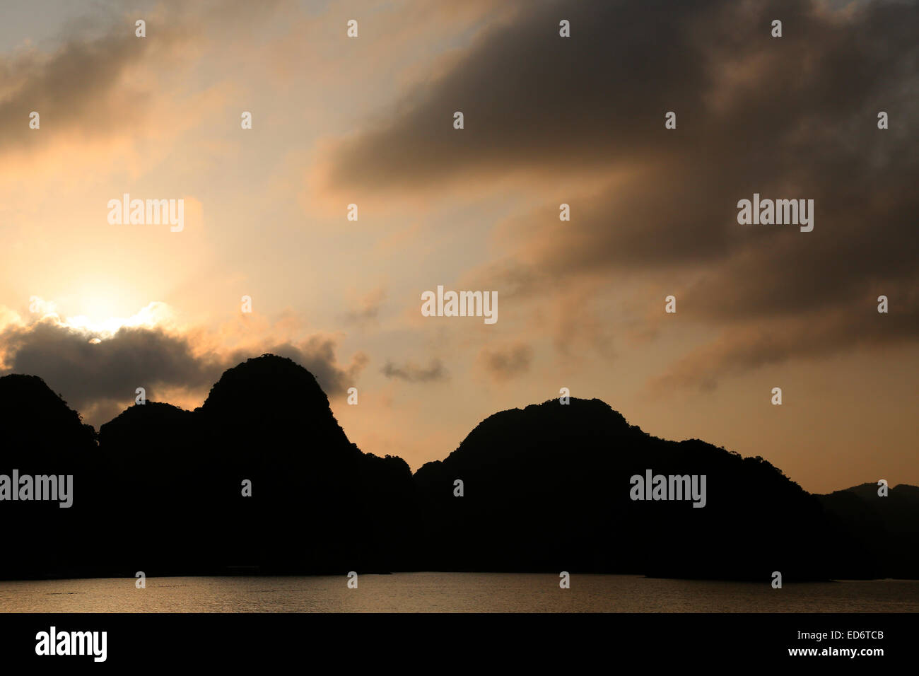 Sonnenuntergang in Lan-Ha-Bucht vor der Küste von Cat Ba Island, Vietnam Stockfoto